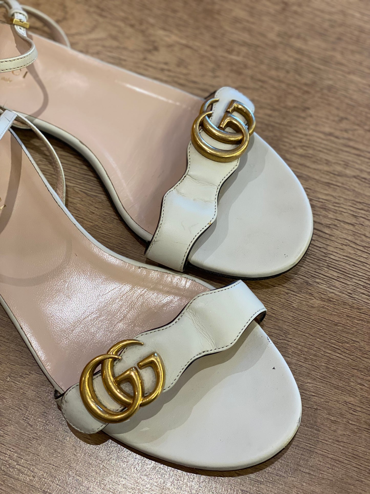 Sandalia Gucci Marmont GG Flat (38)