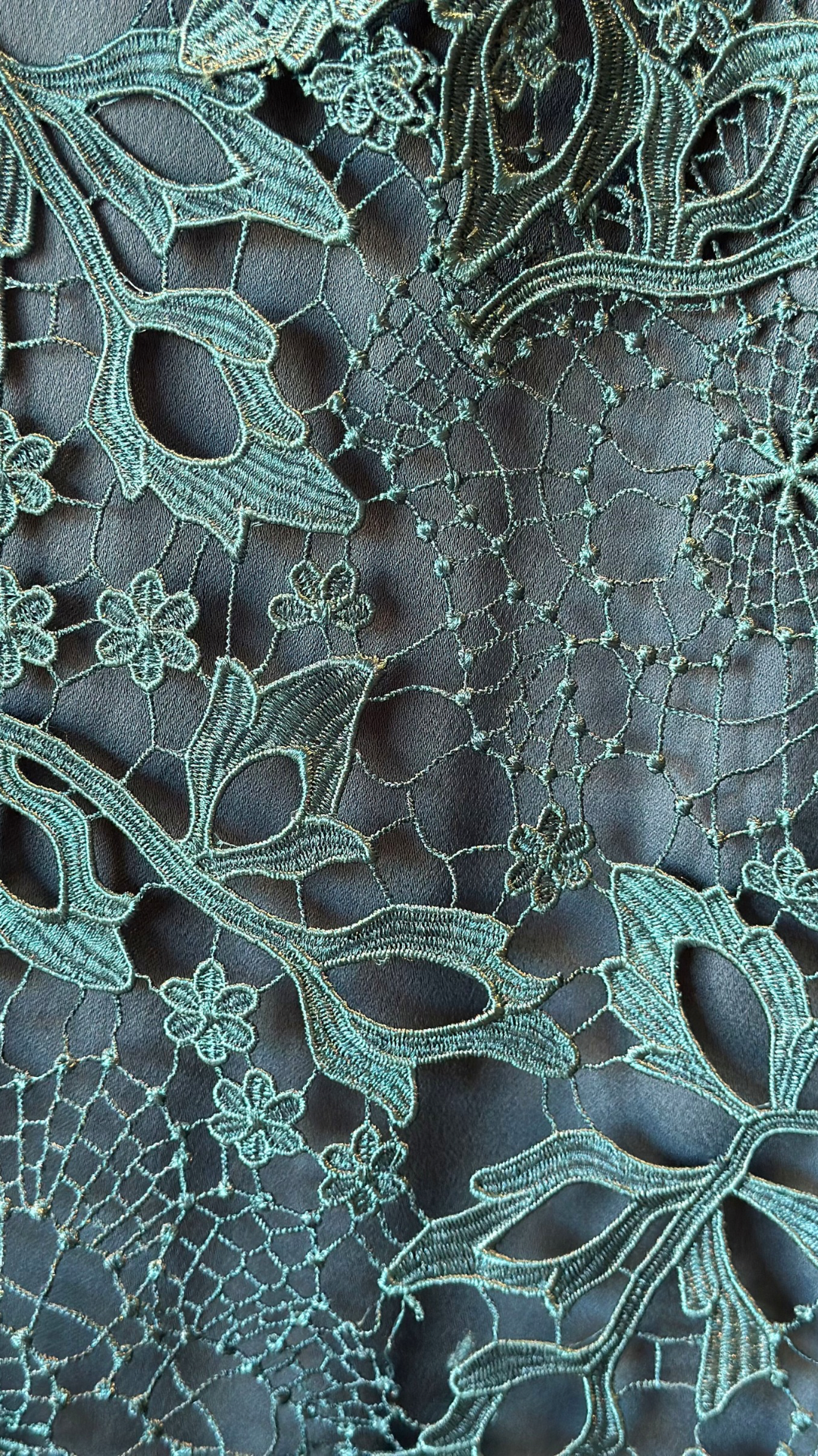 Vestido Verde Oscuro con Encaje Madera (Talle L)