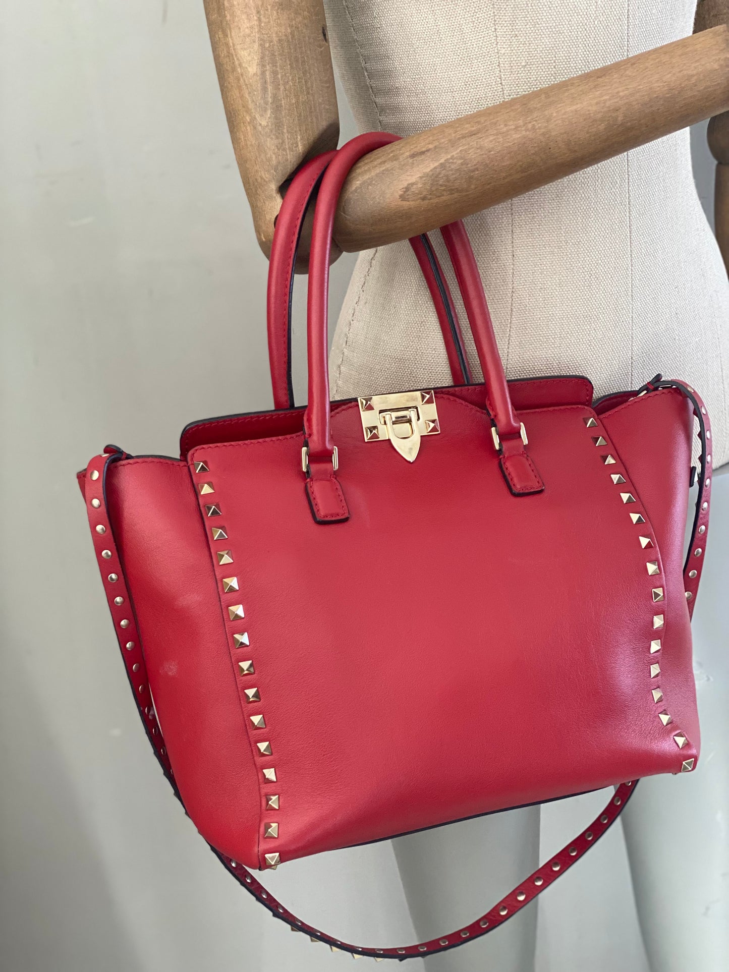 Cartera Valentino Garavani Rockstud Double Handle Tote Red