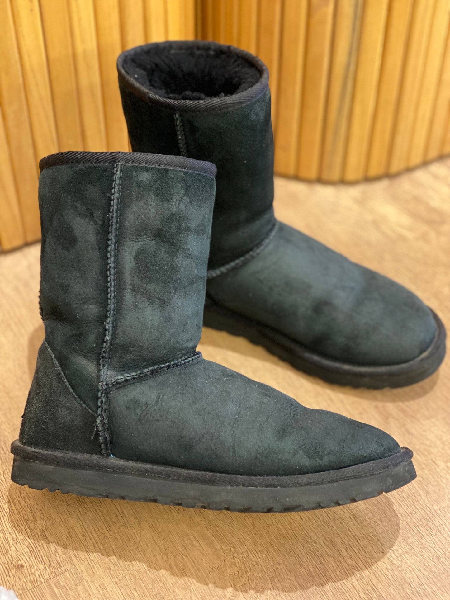 Bota UGG Clasica Caño Medio Negra (US 7)
