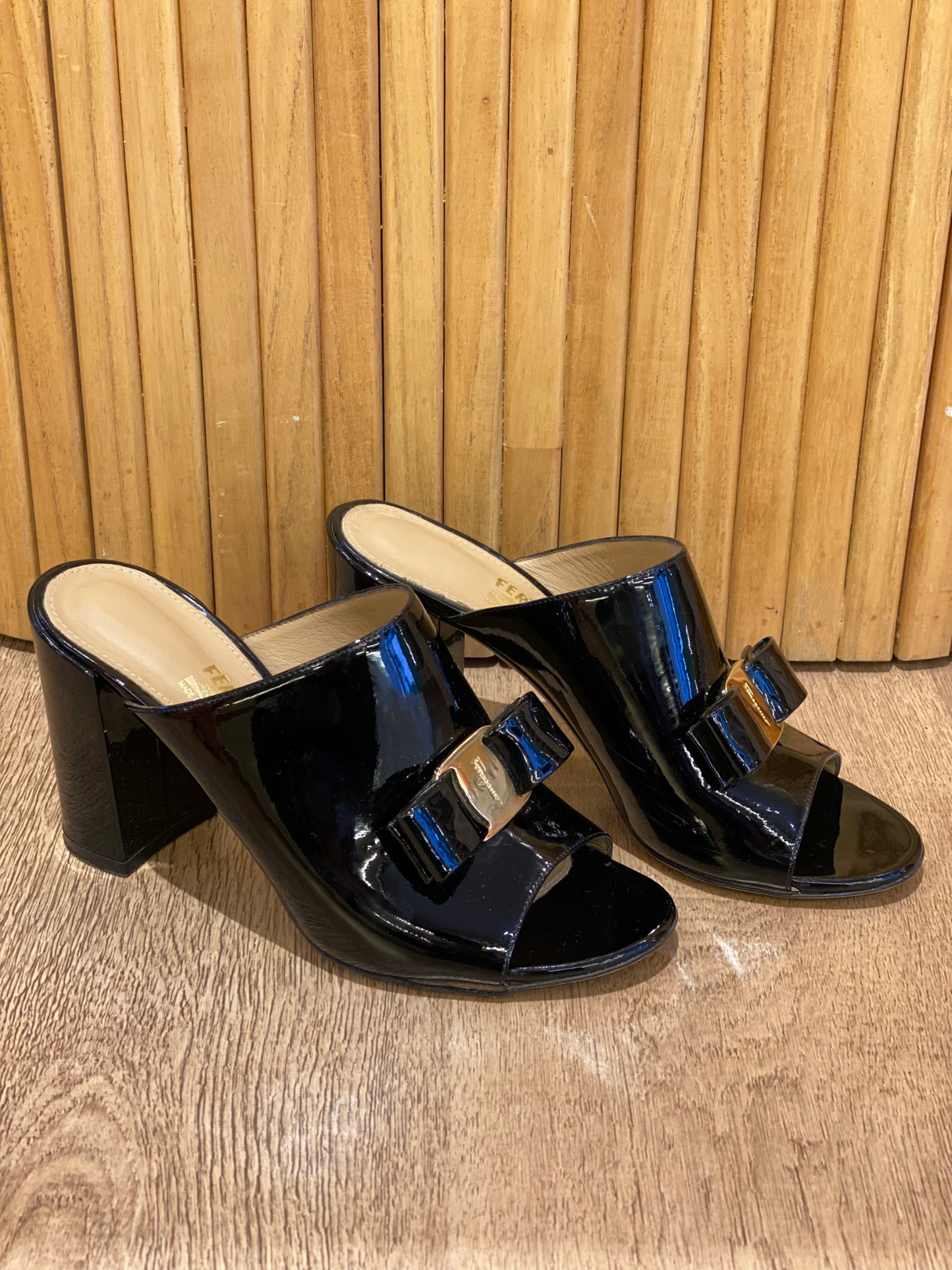 Mules Salvatore Ferragamo de Charol Negro con Lazo Gancini (36.5)