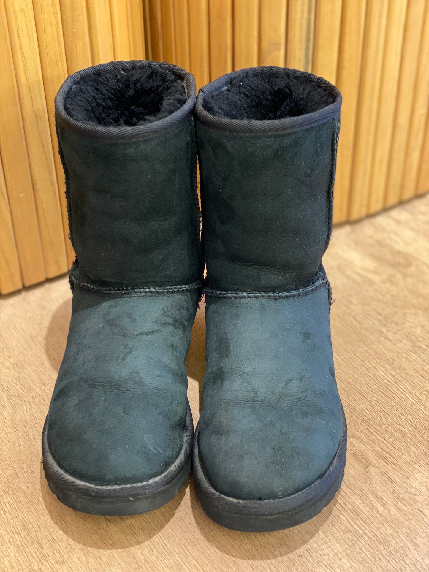 Bota UGG Clasica Caño Medio Negra (US 7)