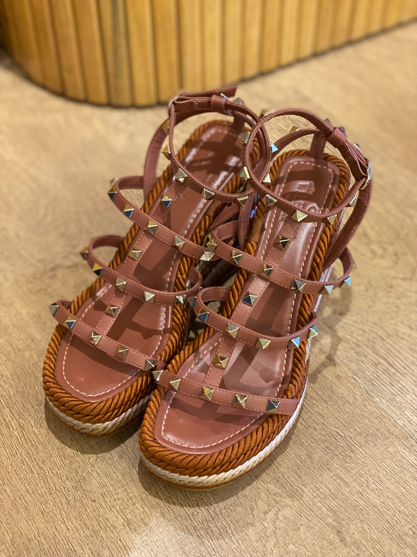 Sandalia Valentino Garavani Rockstud Yute Tricolor (38)