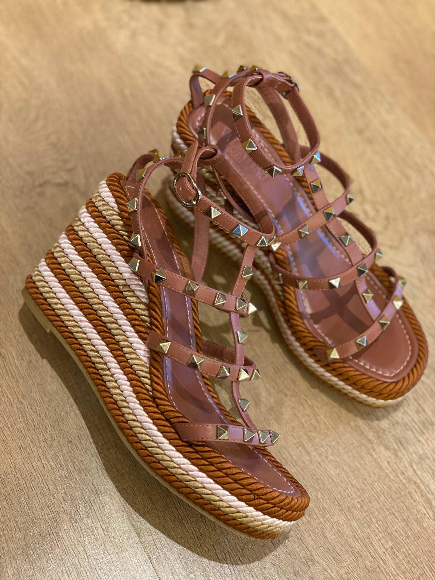 Sandalia Valentino Garavani Rockstud Yute Tricolor (38)