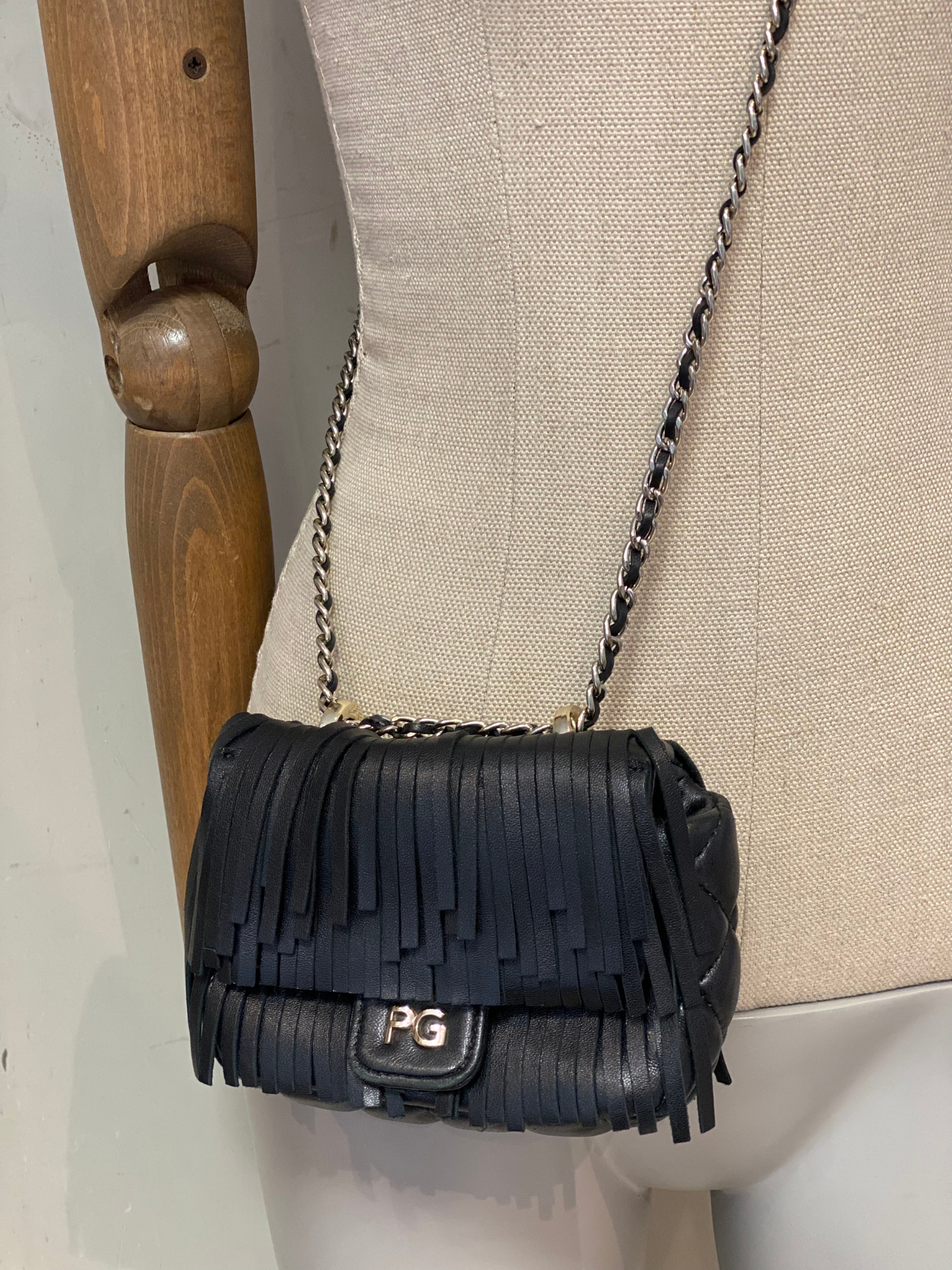 Mini Bolso Negro con Flecos Purificación García
