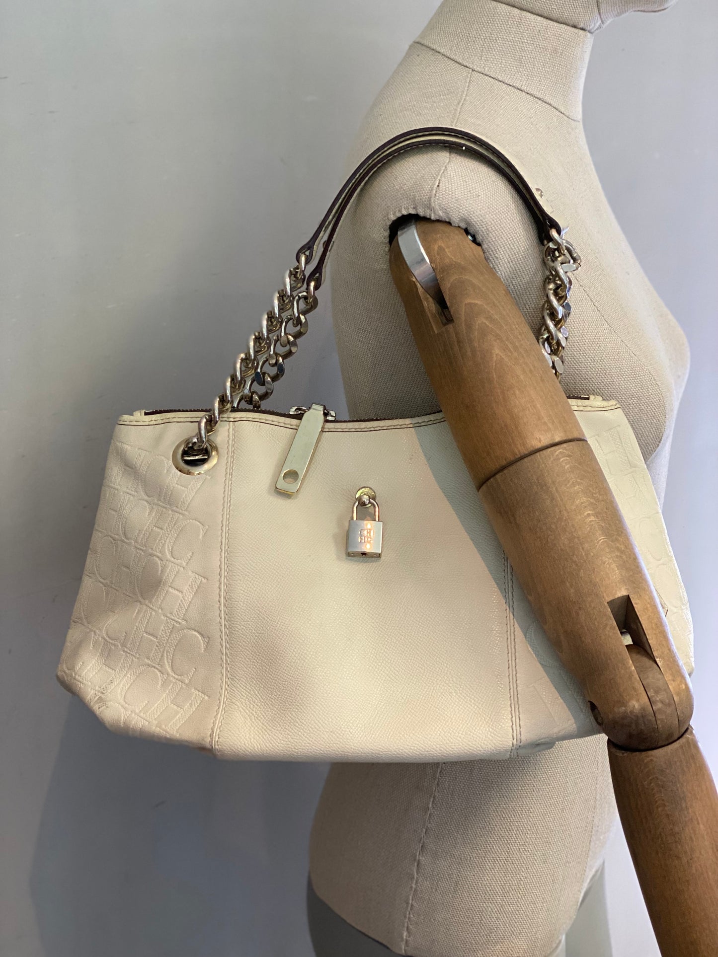 Cartera Carolina Herrera Shopper Locked Monogram