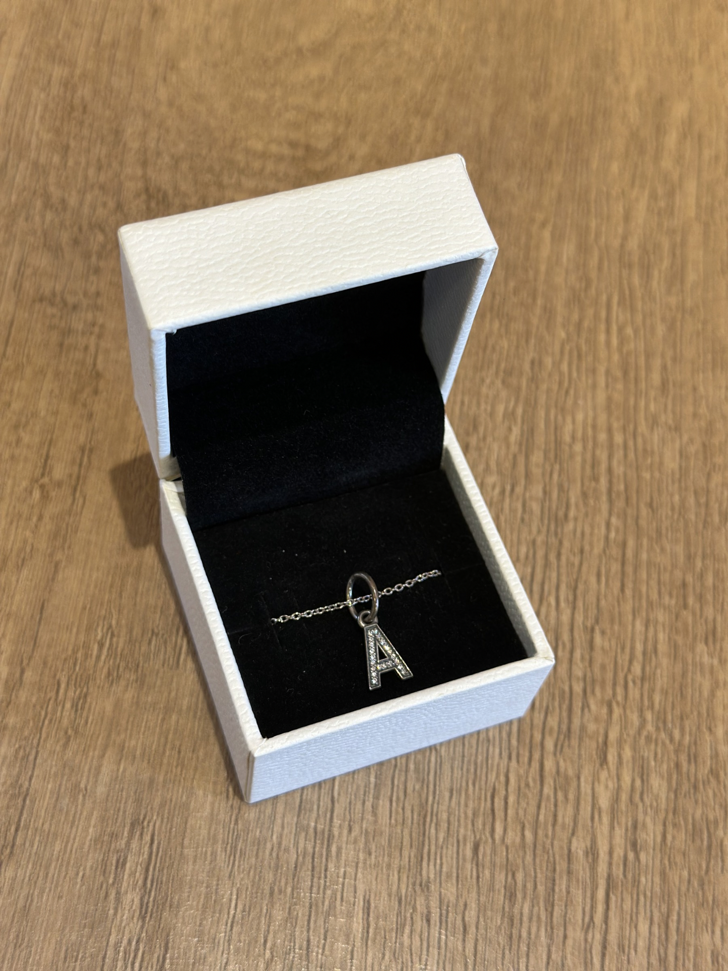 Collar con Charm Pandora ¨A¨