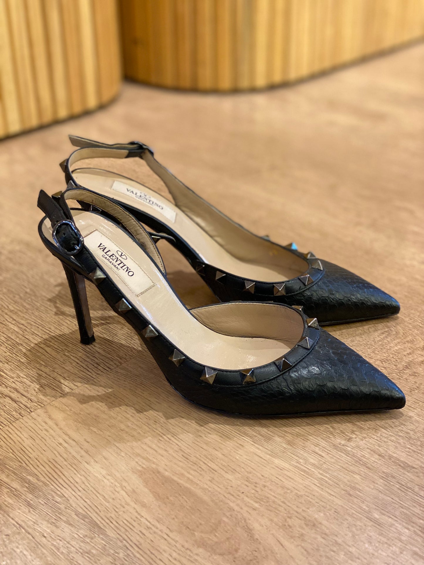 Sandalia Valentino Garavani Rockstud Slingback (36)