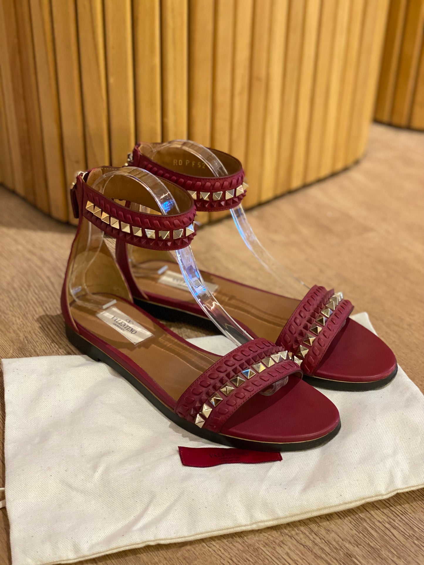 Sandalia Valentino Garavani Rockstud Ankle Strap (37.5)