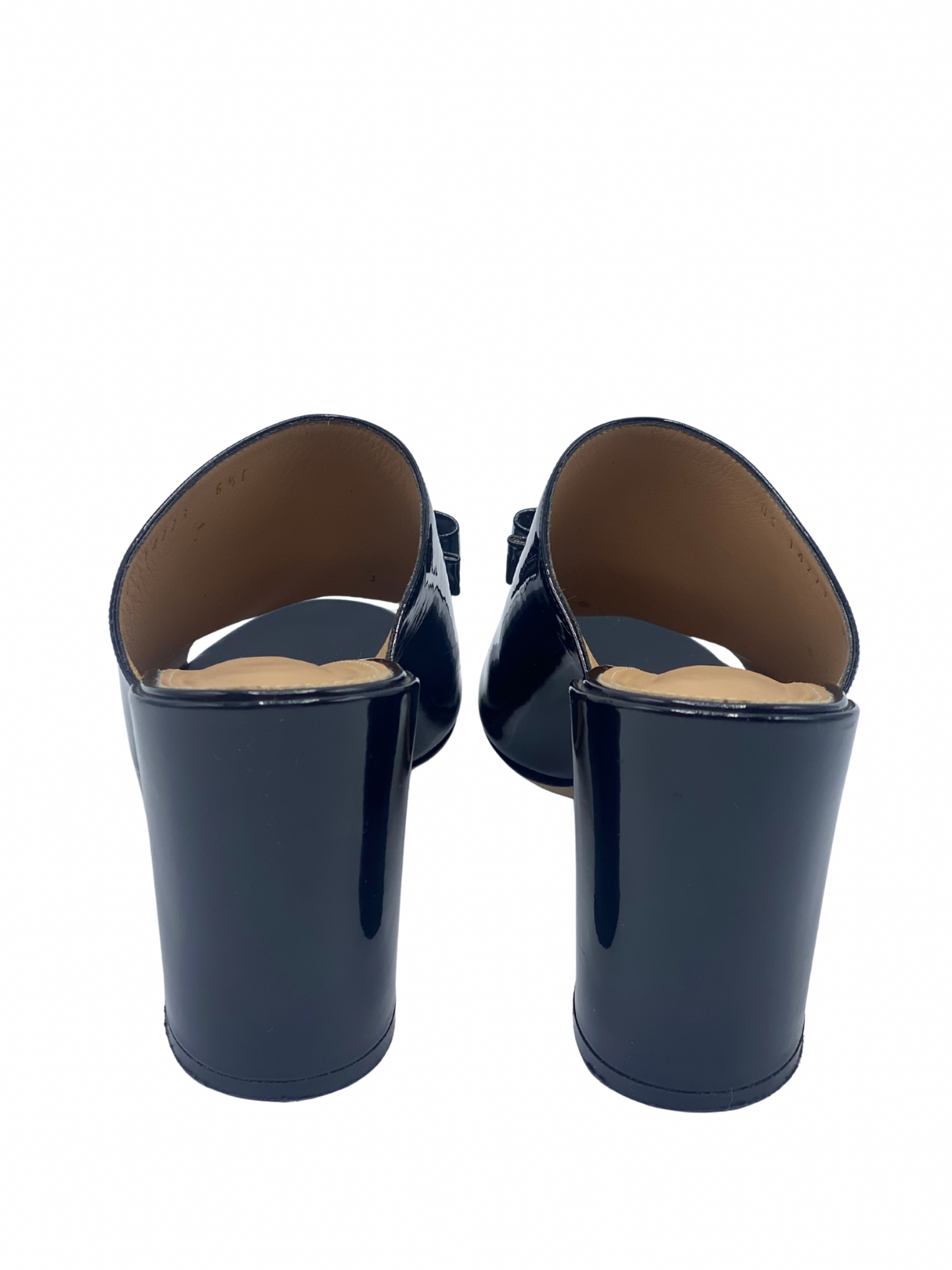 Mules Salvatore Ferragamo de Charol Negro con Lazo Gancini (36.5)
