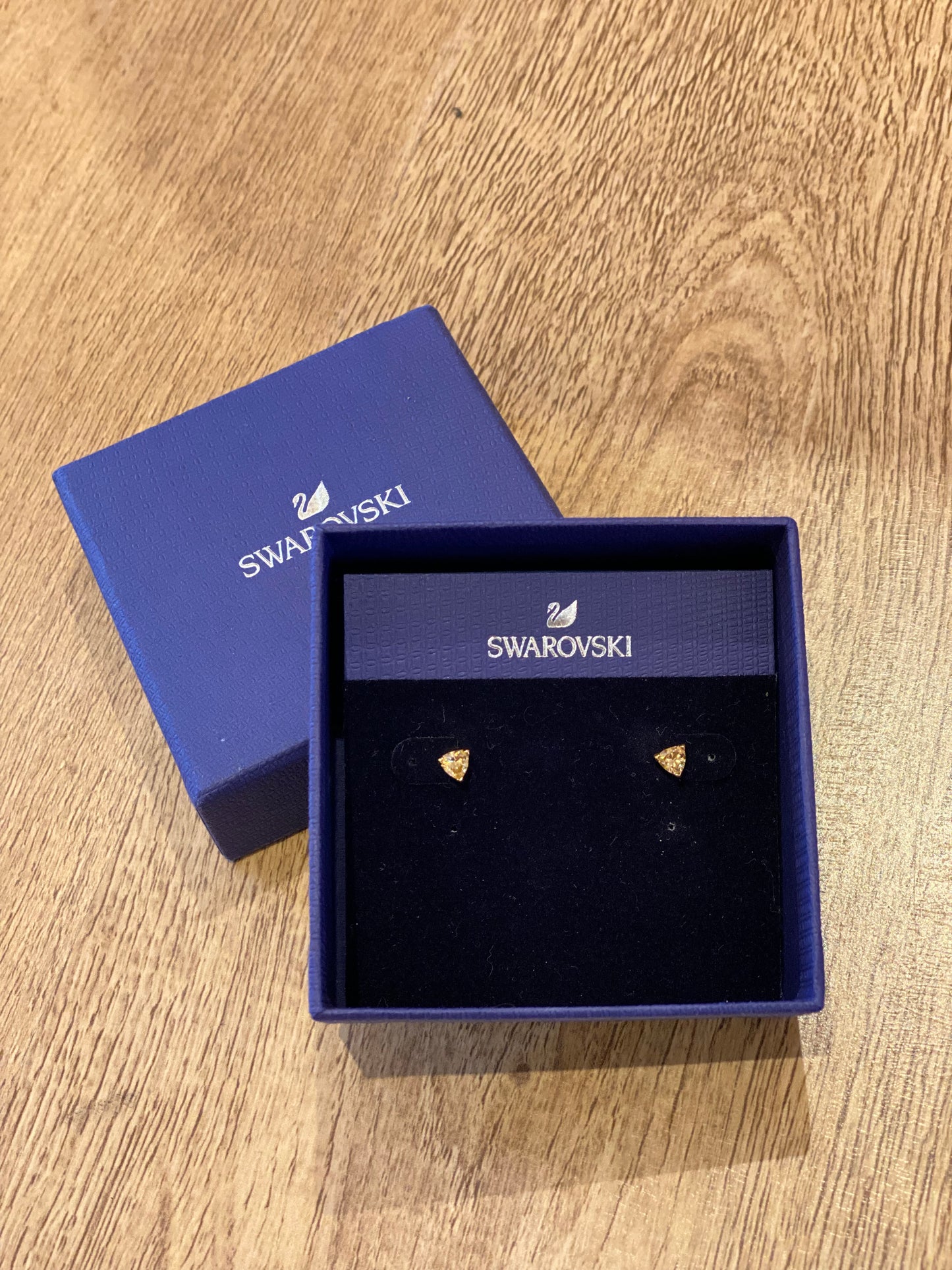 Aros Swarovski Triangle Studs