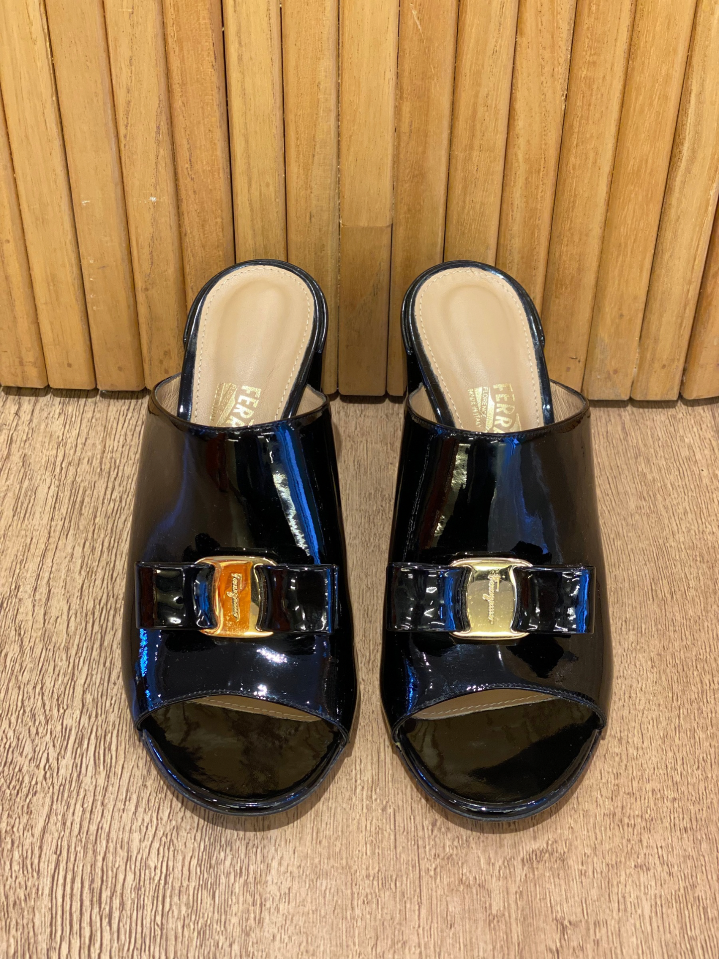 Mules Salvatore Ferragamo de Charol Negro con Lazo Gancini (36.5)