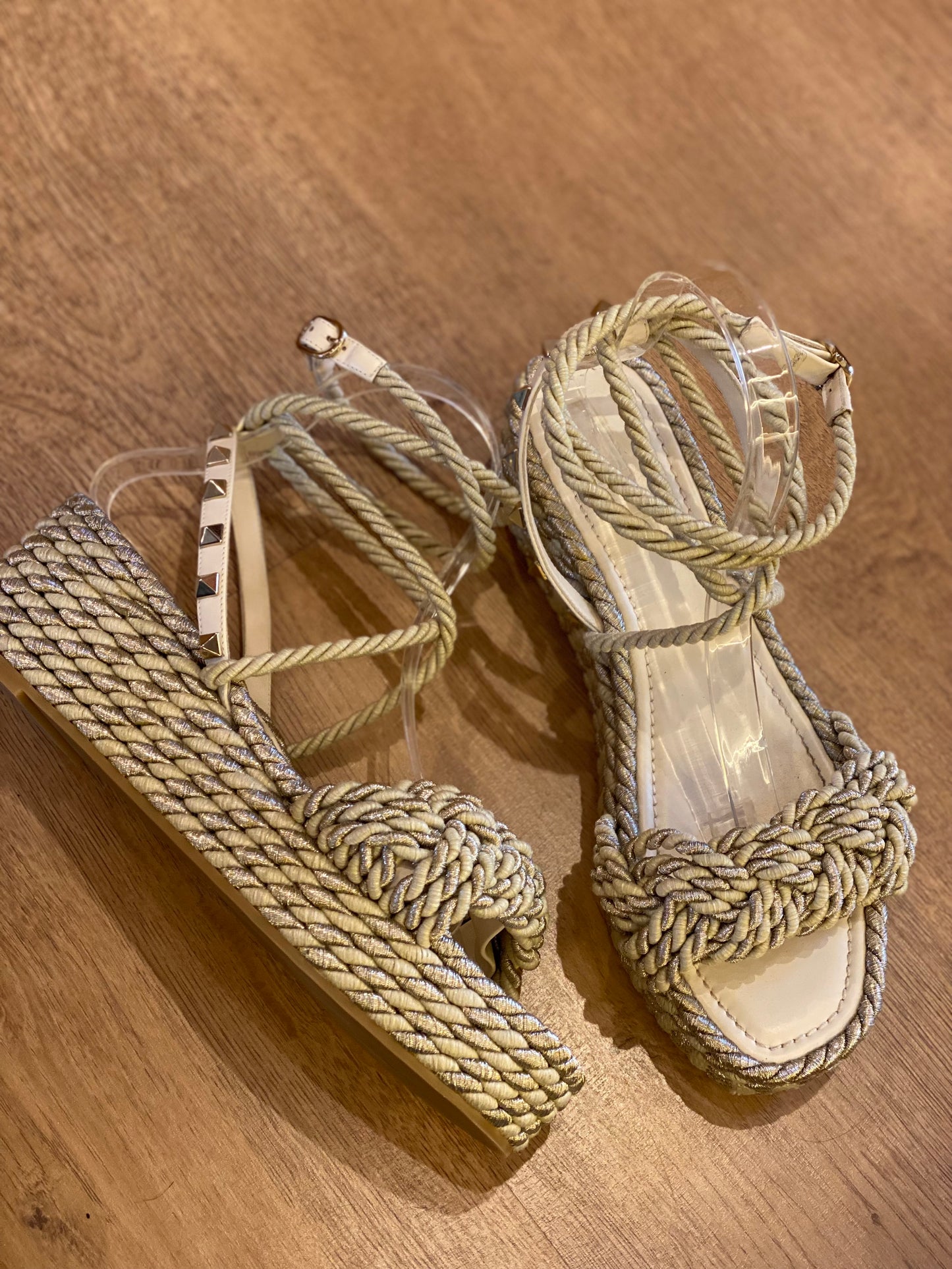 Sandalia Valentino Garavani Rokstud & Lurex (39)