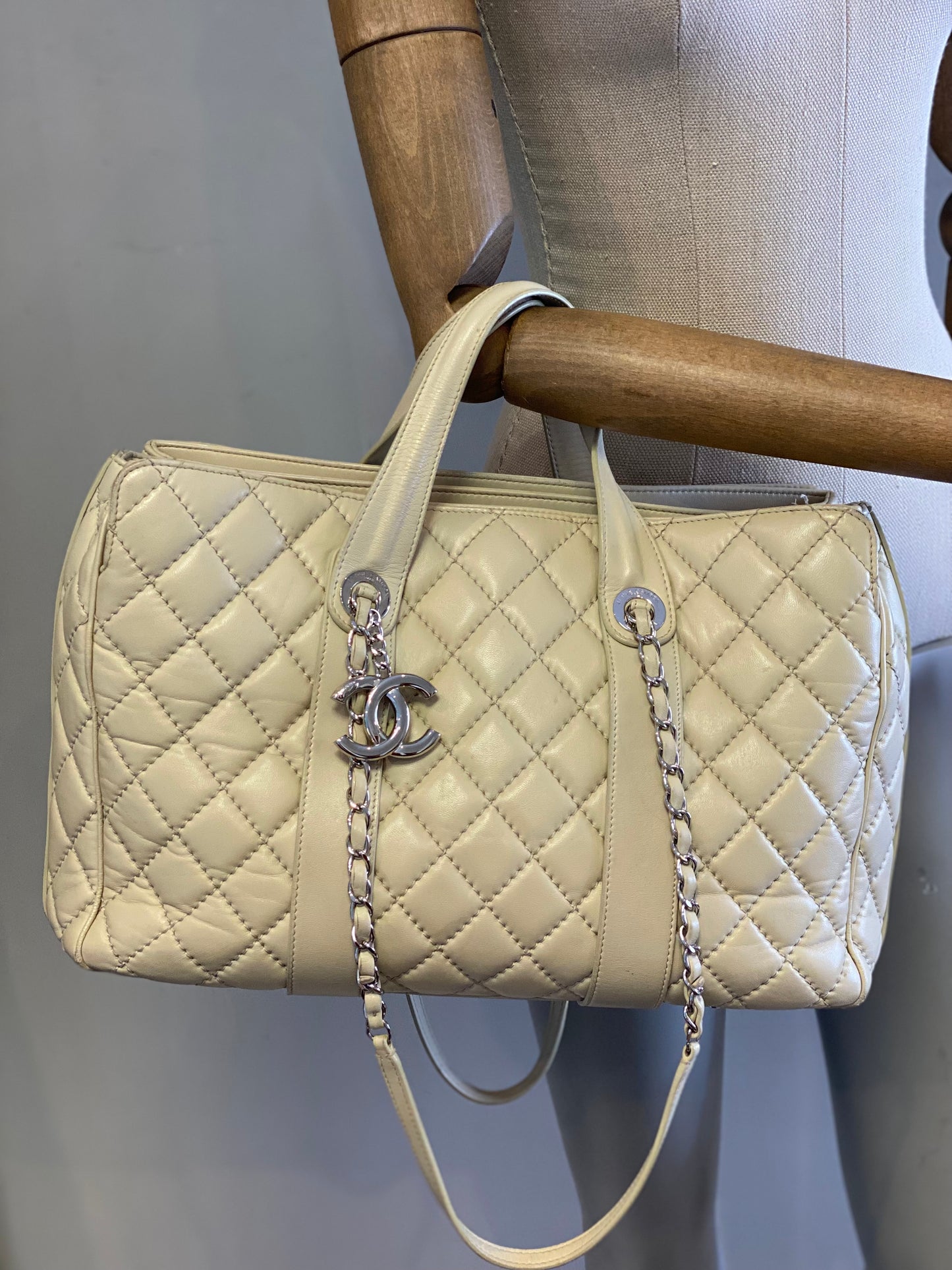 Cartera Chanel Easy Shopping Lambskin Leather