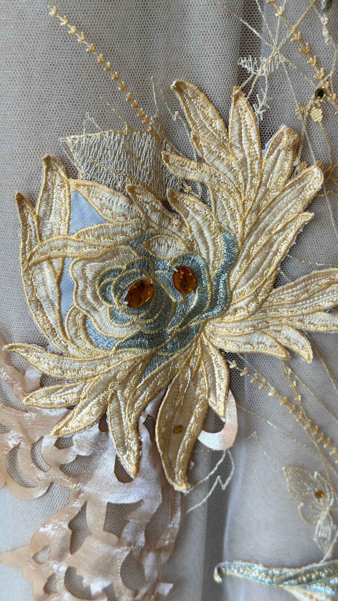 Vestido Largo Dorado con Apliques Las Buttner