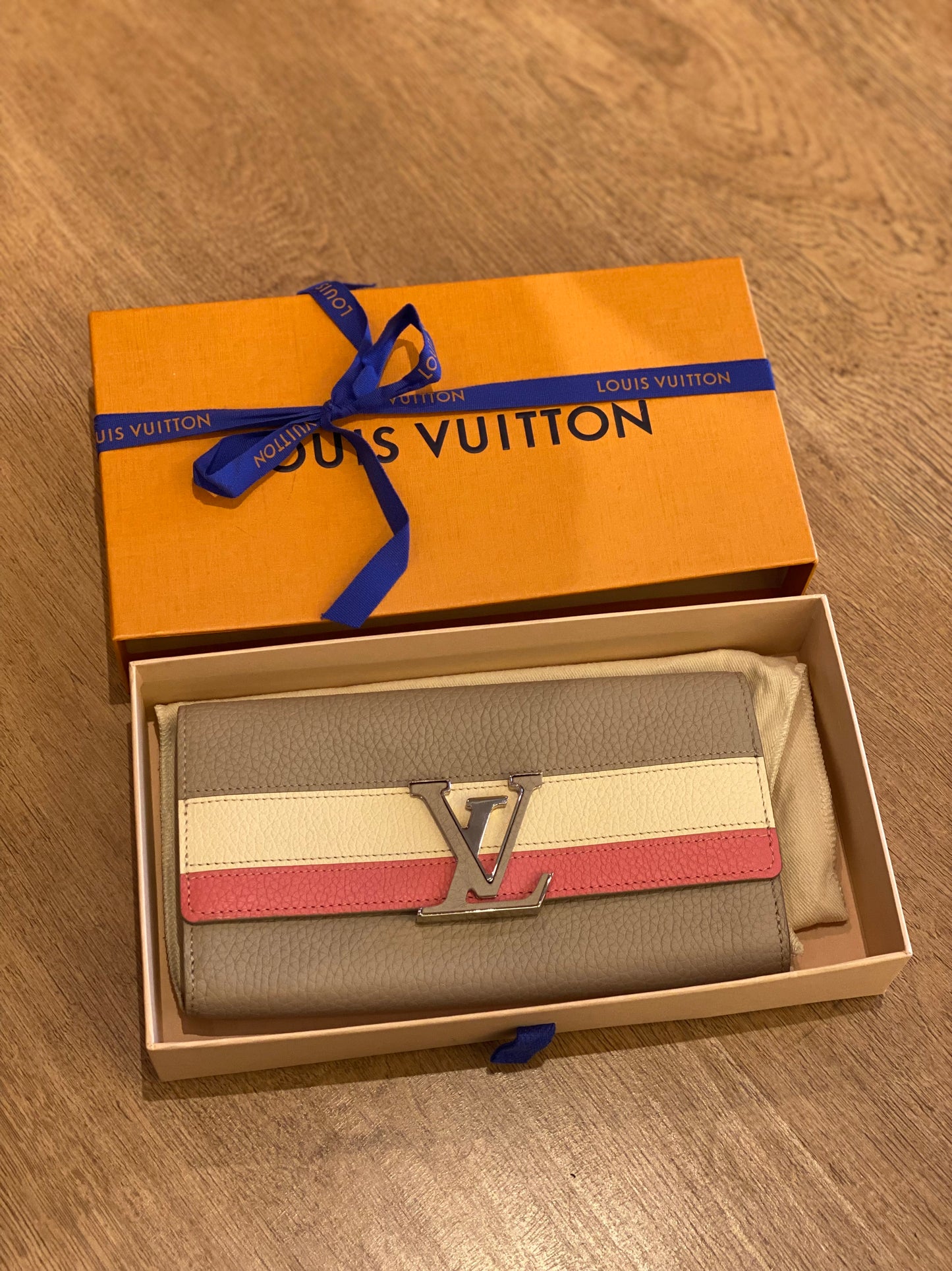 Billetera Louis Vuitton Capucines Tricolor