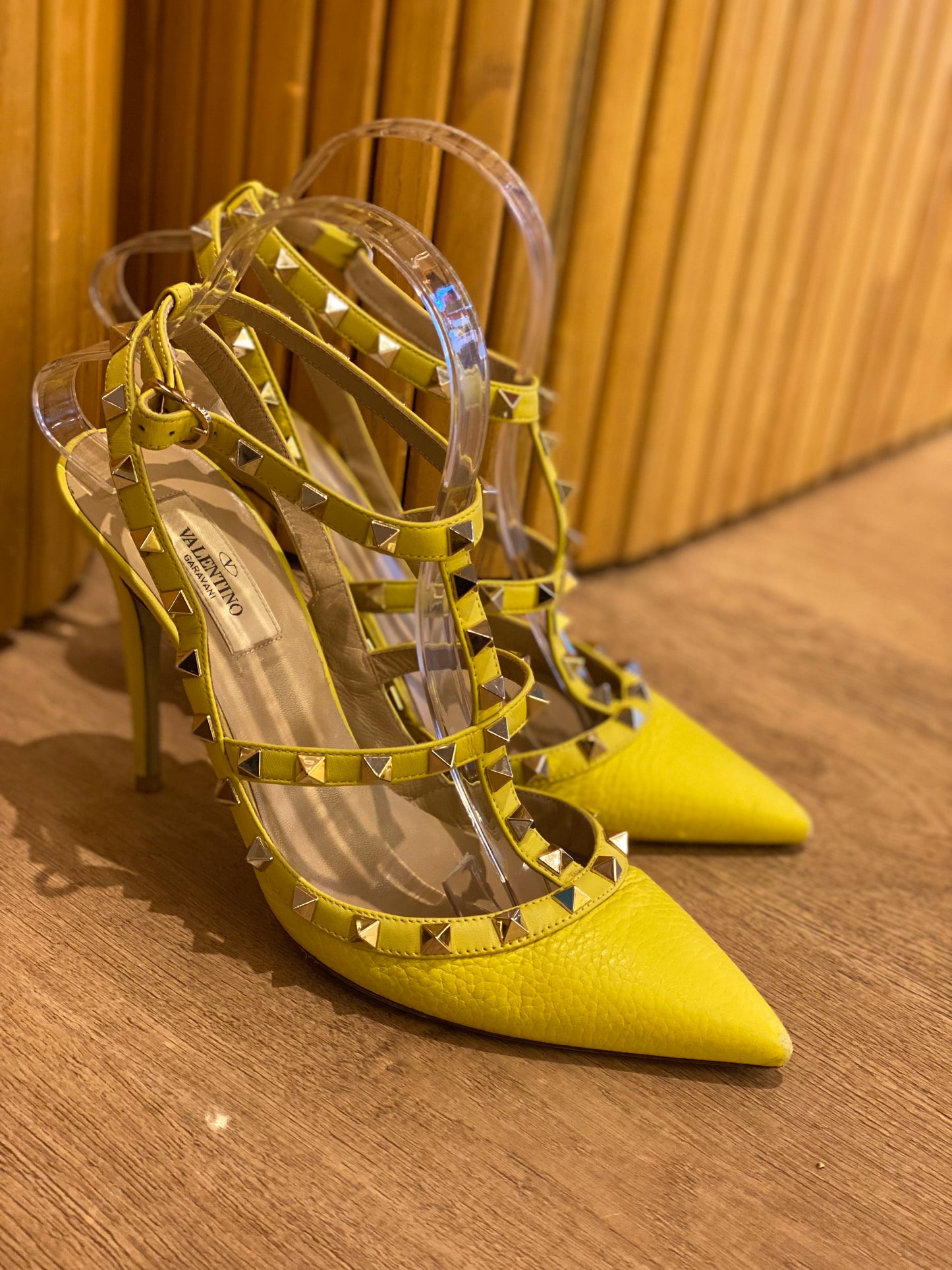 Pumps Valentino Rockstud Ankle Strap Amarillo (39.5)