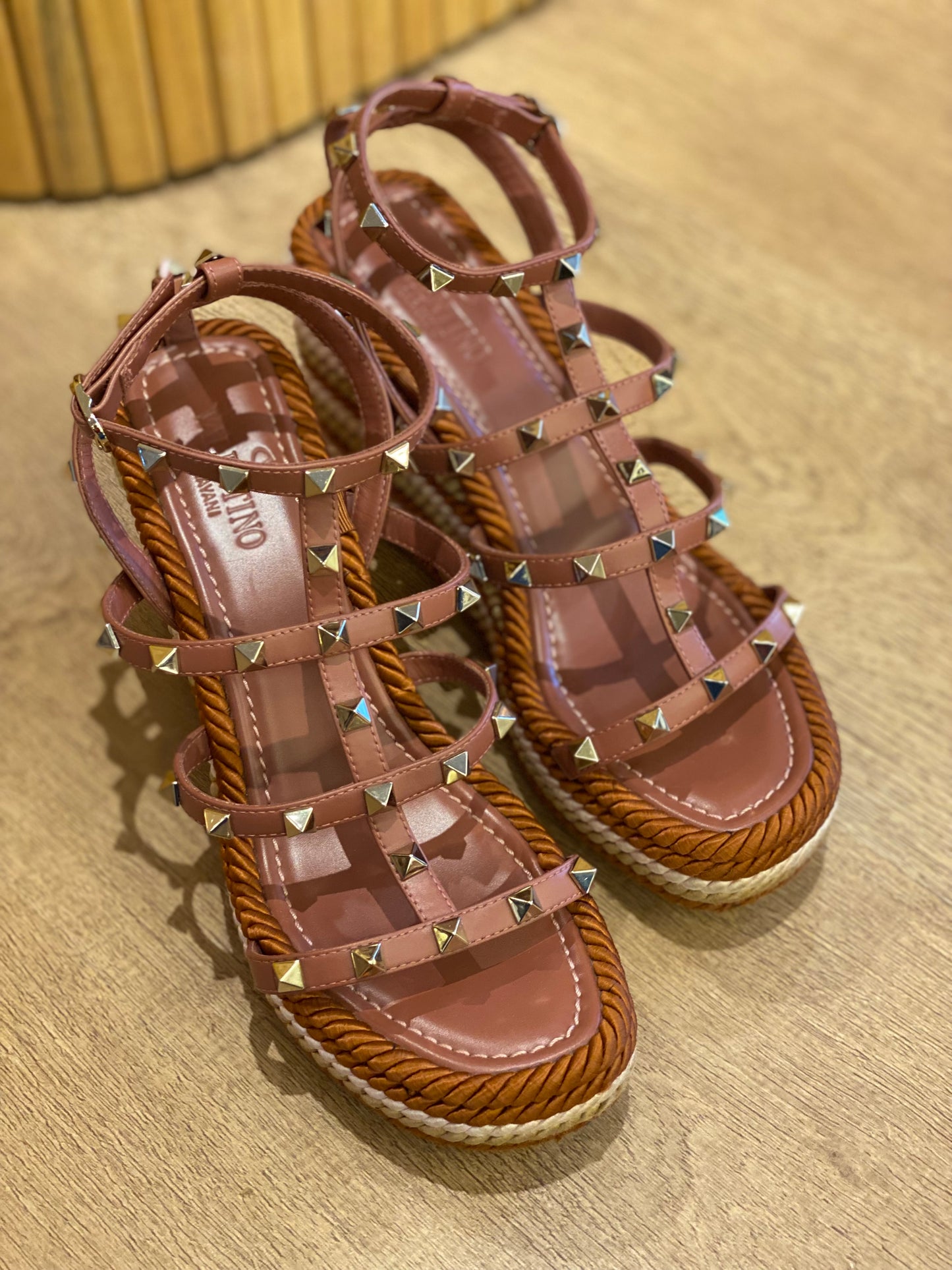 Sandalia Valentino Garavani Rockstud Yute Tricolor (38)