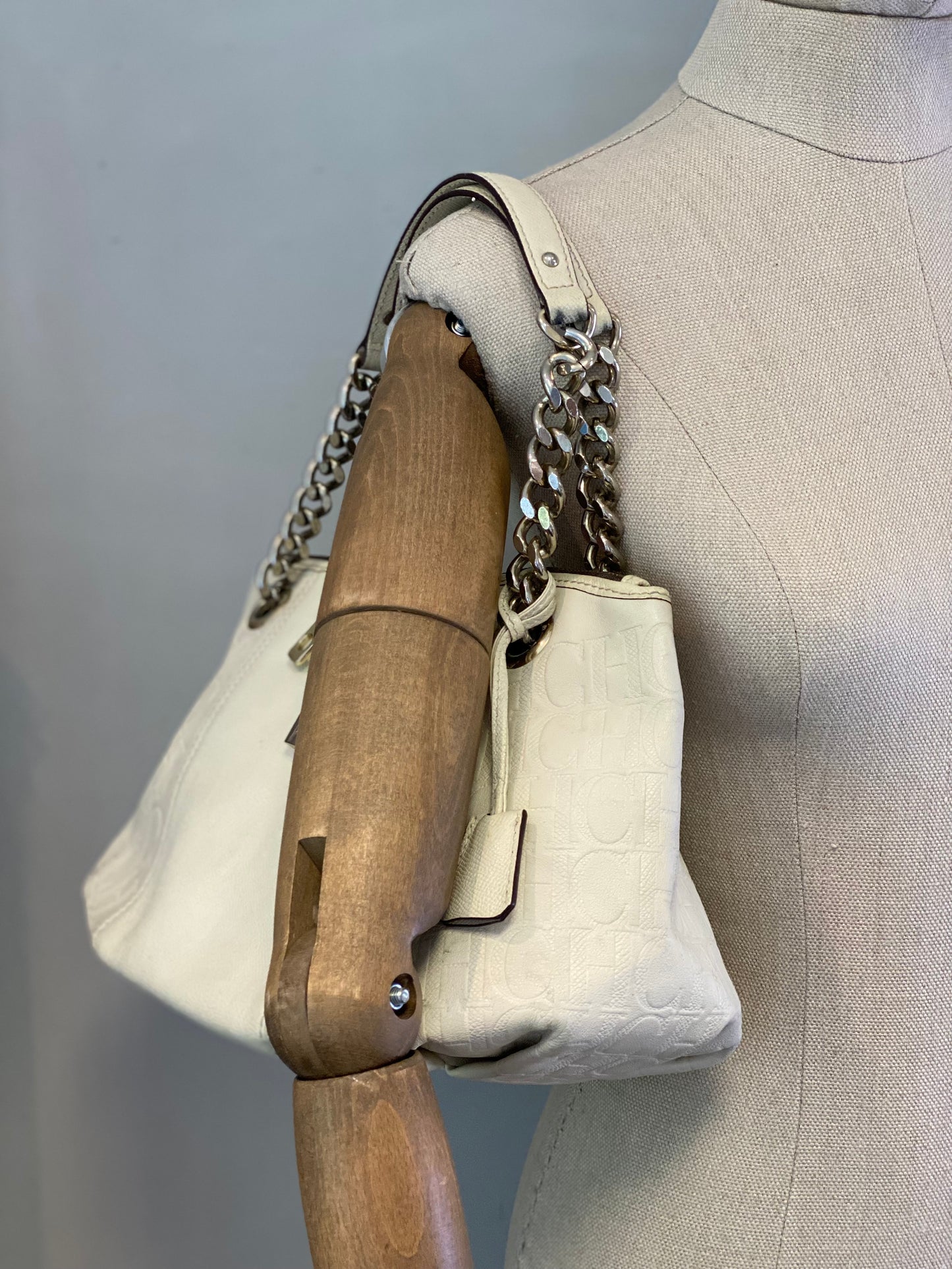 Cartera Carolina Herrera Shopper Locked Monogram