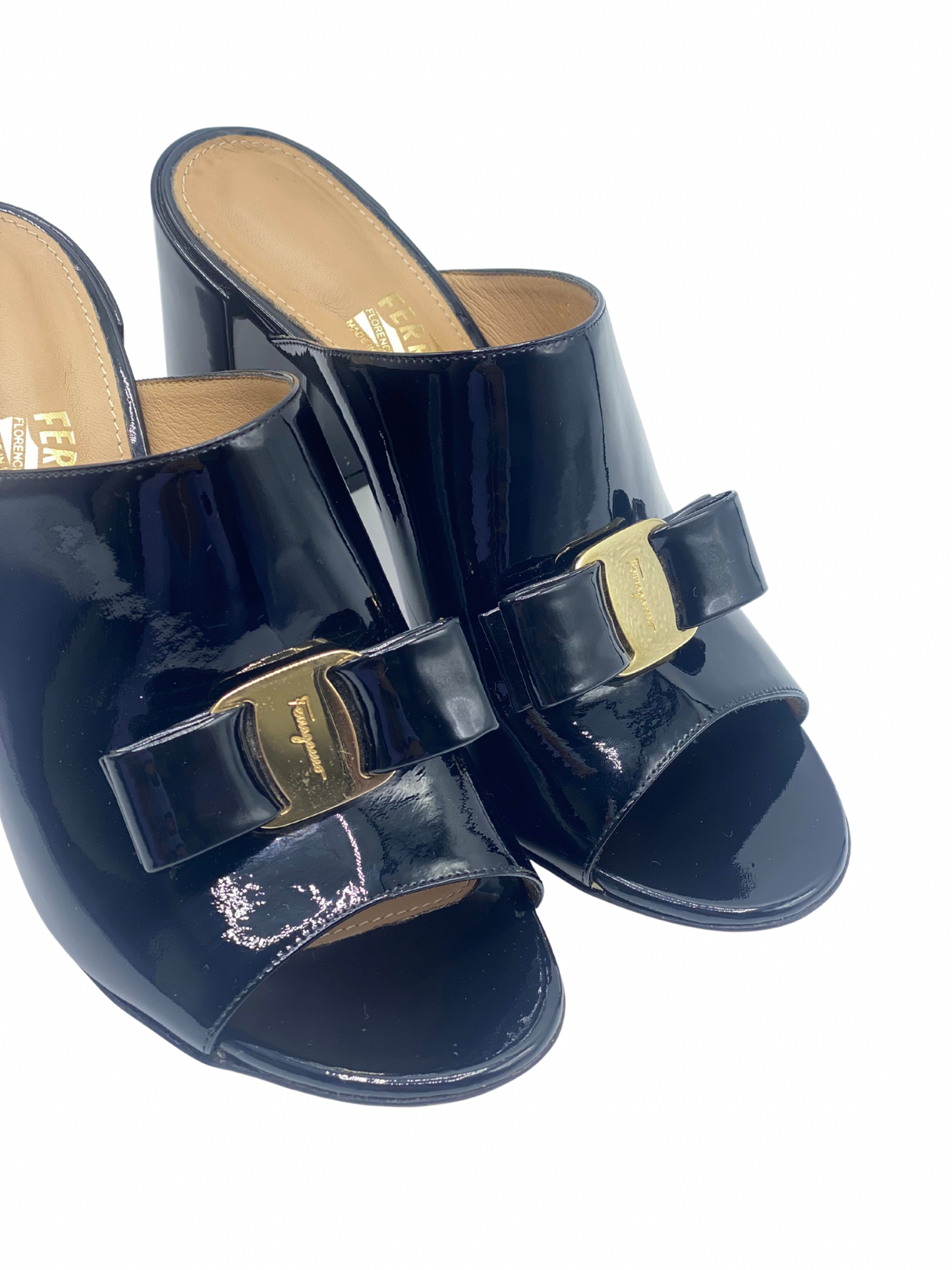 Mules Salvatore Ferragamo de Charol Negro con Lazo Gancini (36.5)