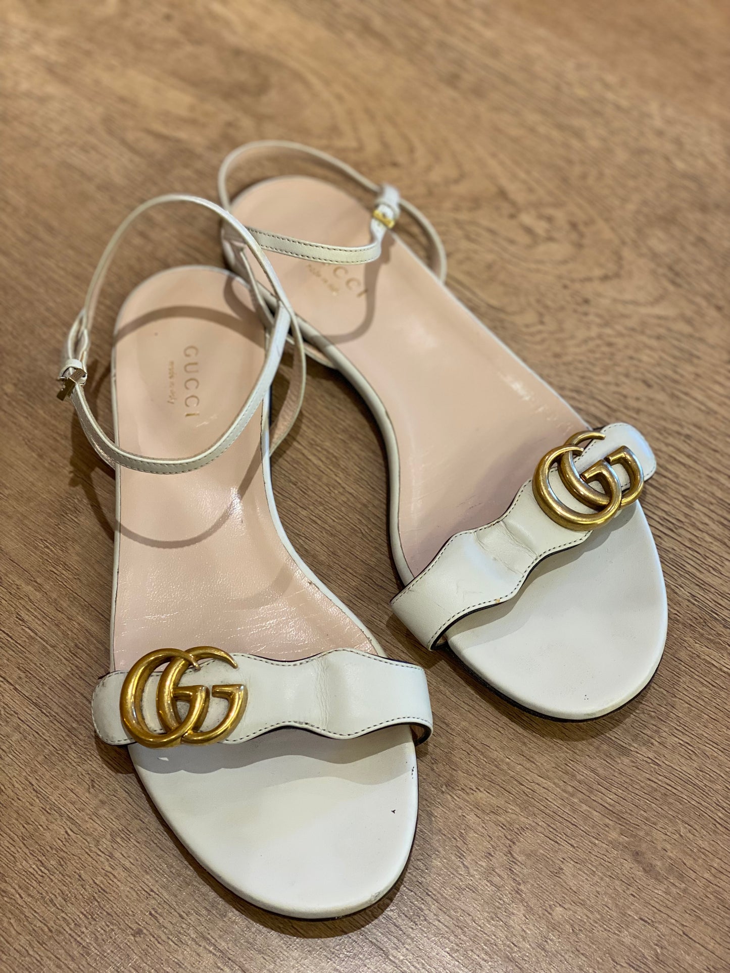 Sandalia Gucci Marmont GG Flat (38)