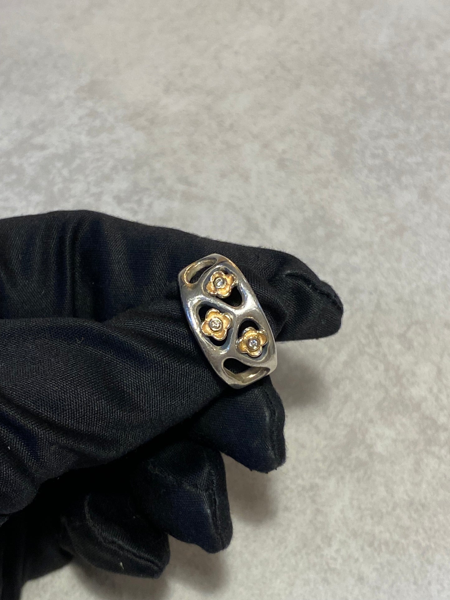 Anillo Pandora Bicolor con Tres Flores
