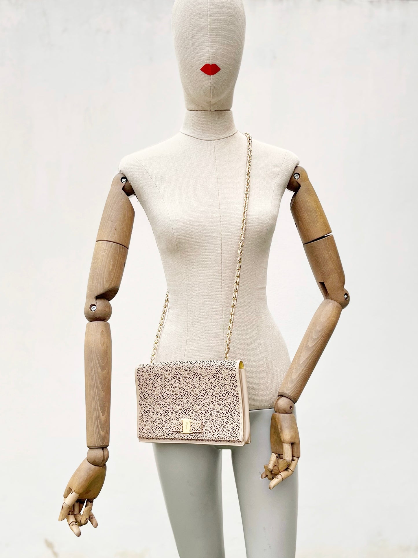 Bandolera Ferragamo calada