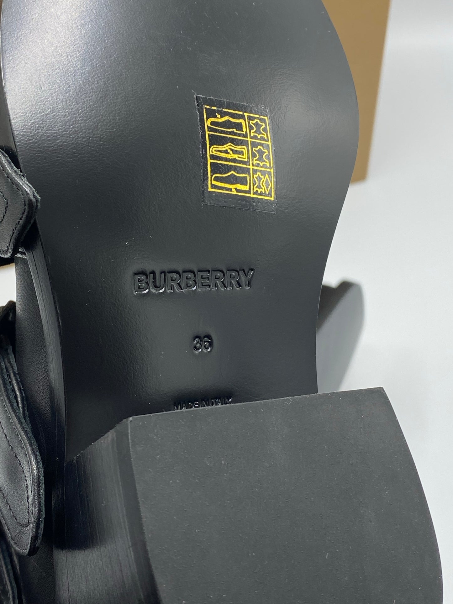 Botas de Cuero Burberry Albertina Peep Toe (36)