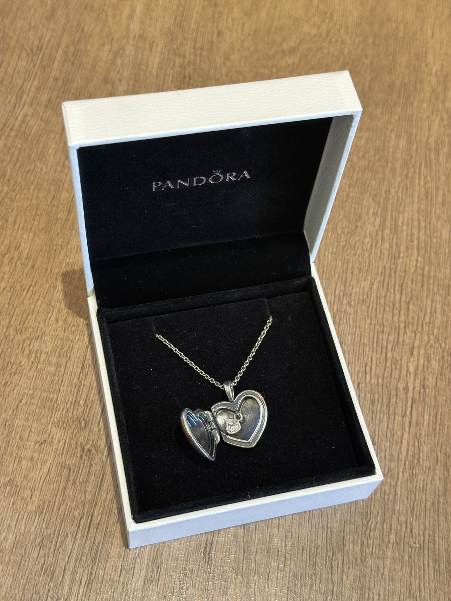 Collar Pandora con Dije Relicario Heart Locket