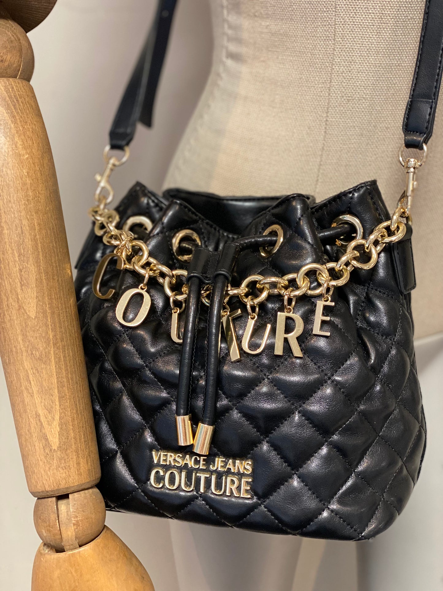 Cartera Versace Couture Charm Bucket Bag