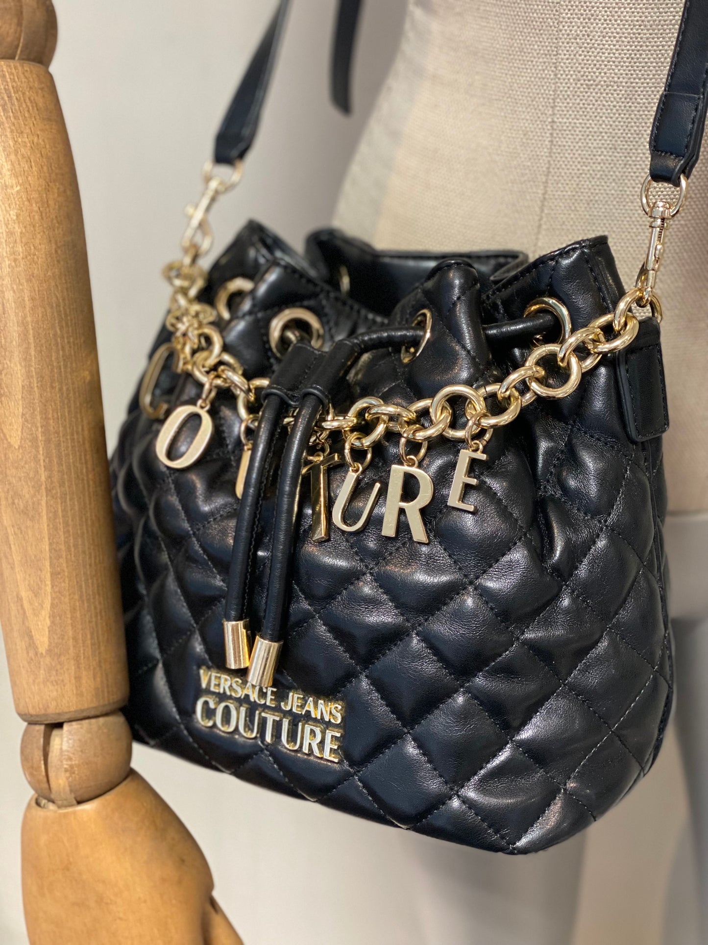 Cartera Versace Couture Charm Bucket Bag