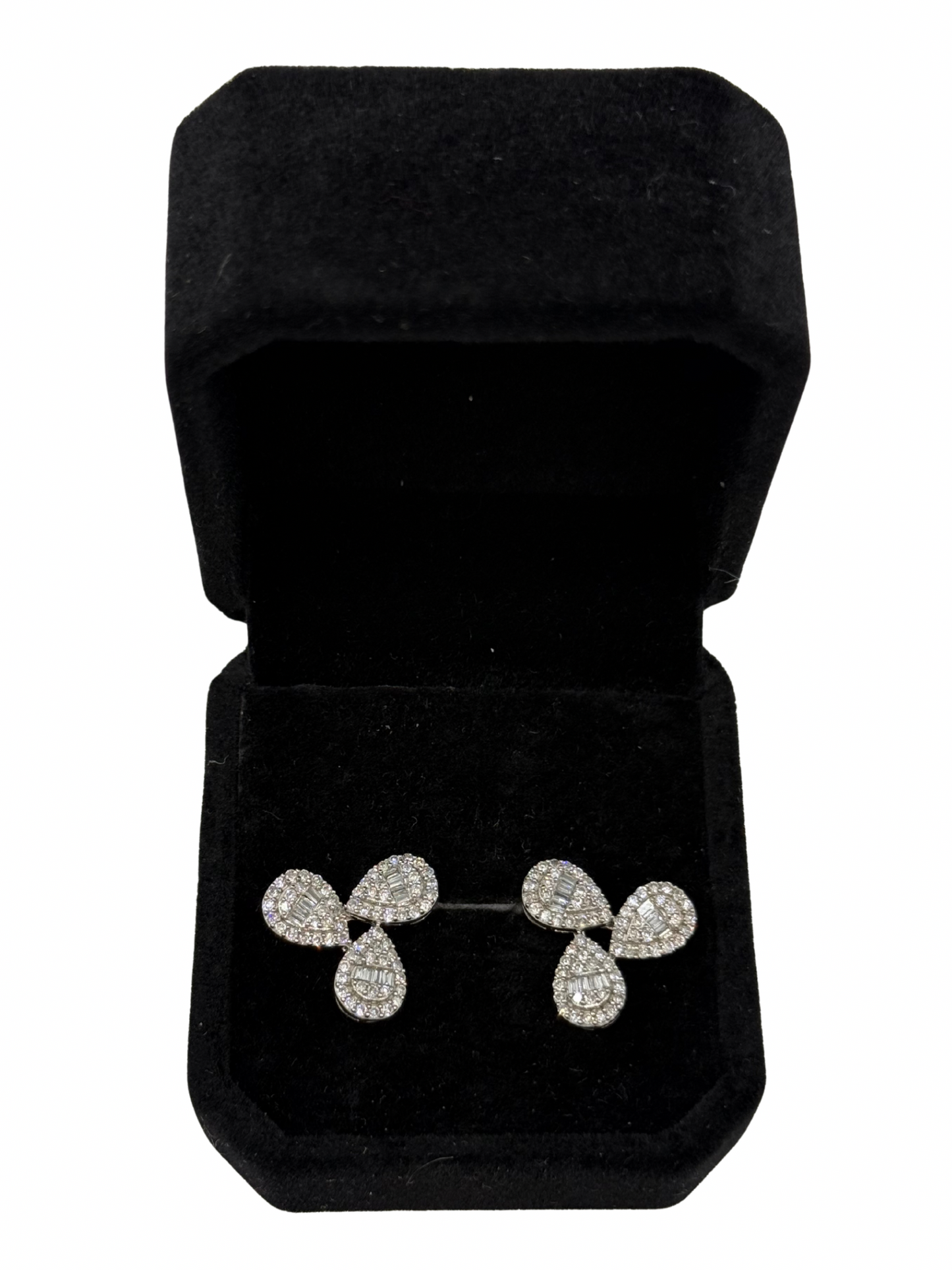 Aros Stud Tipo Trebol Oro Blanco 18K
