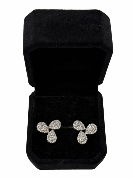 Aros Stud Tipo Trebol Oro Blanco 18K