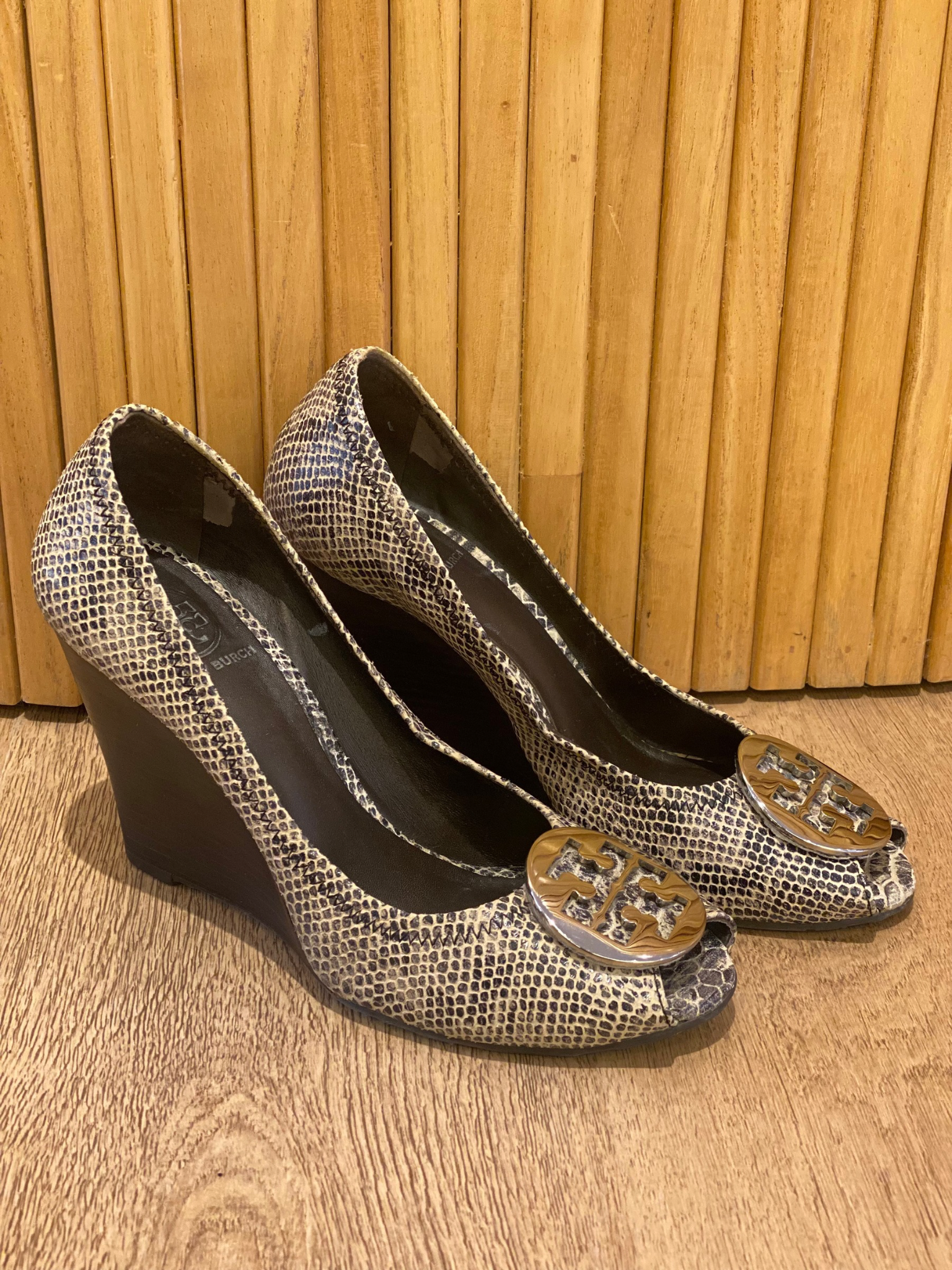 Pumps Peep-Toe Tory Burch Phyton Embossed (38.5)