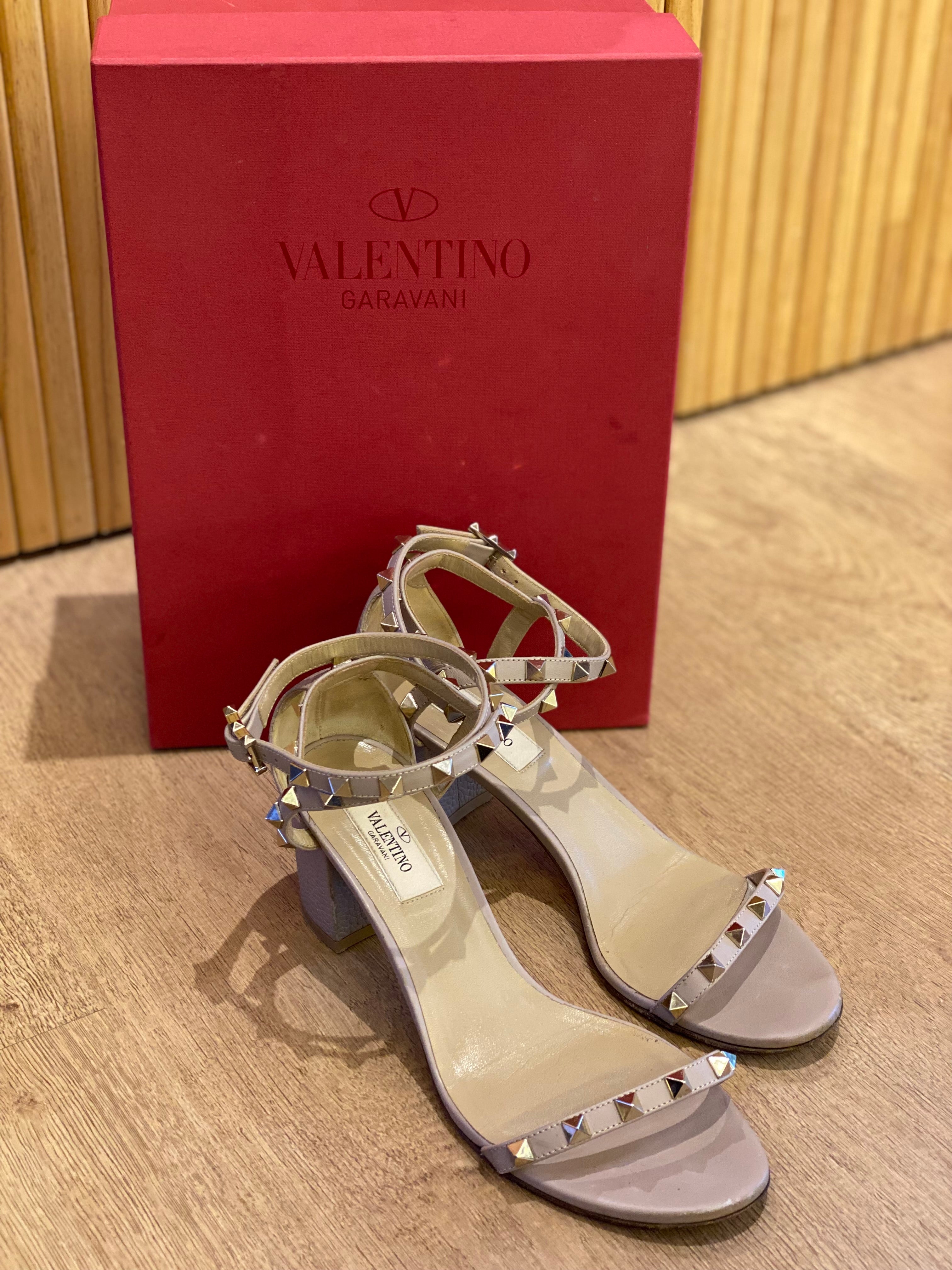Sandalia Valentino Garavani Rockstud Poudre (37.5)