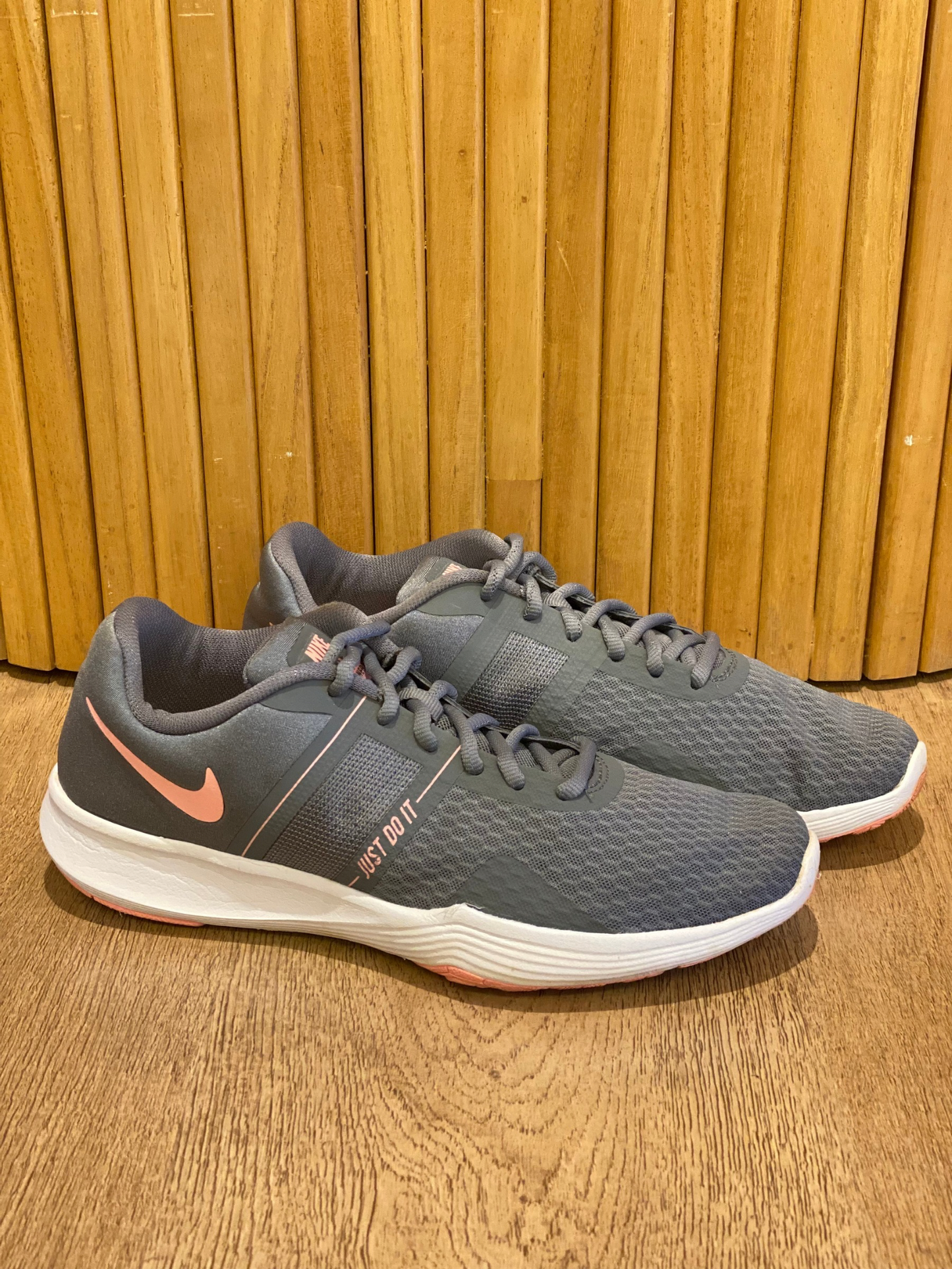 Champion Gris con Rosa Nike City Trainer 2 (7)