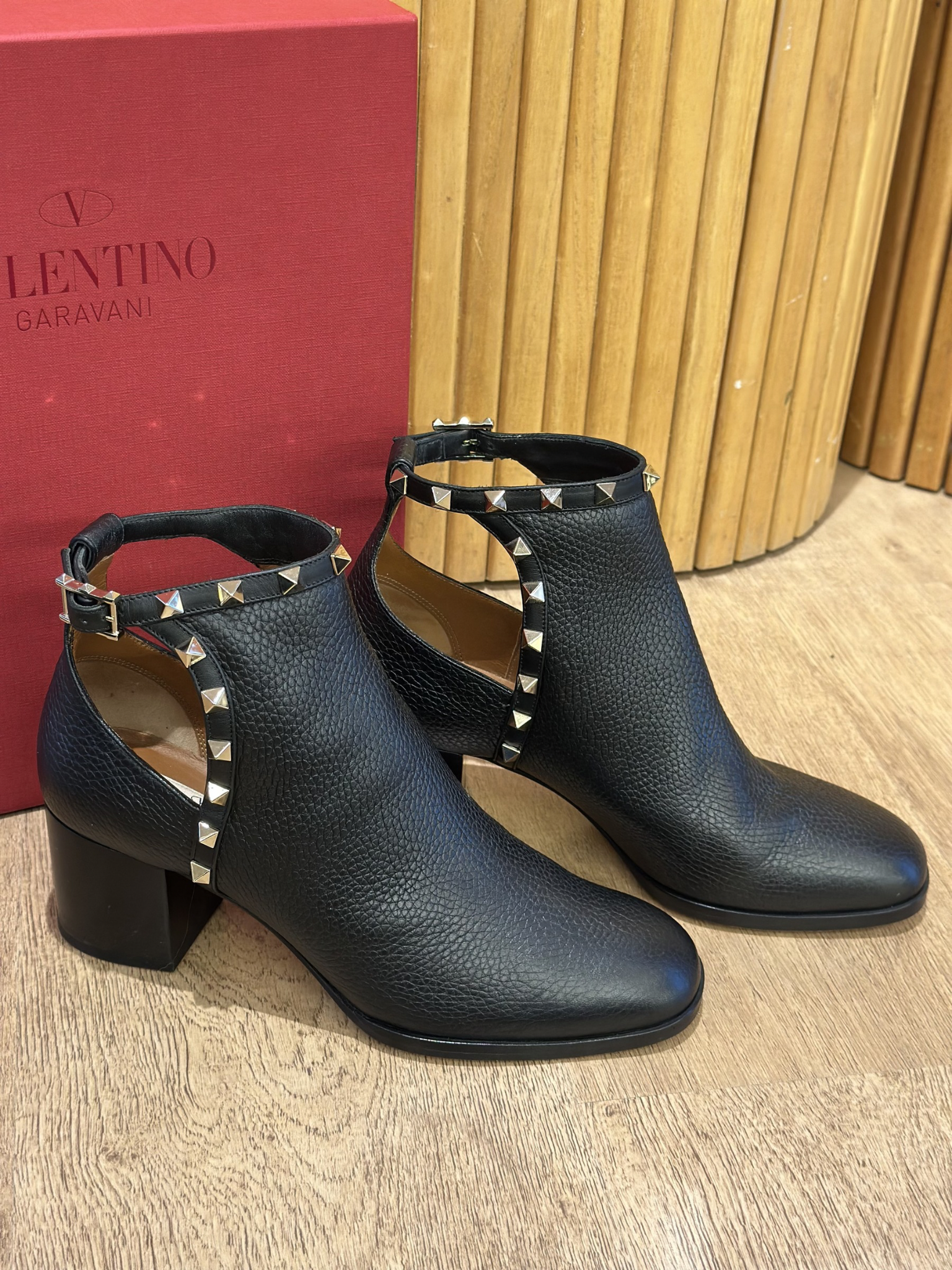 Botines Valentino Garavani Rockstud Cut Out (37.5)