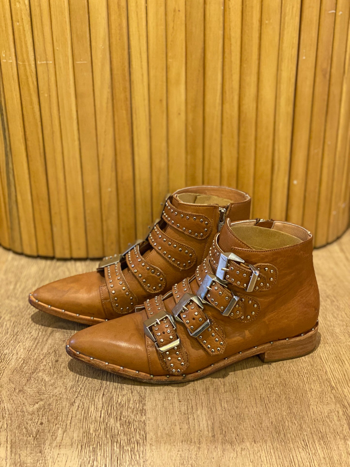 Botas Heidi Claire Con Tachas, 100% Cuero. (38)