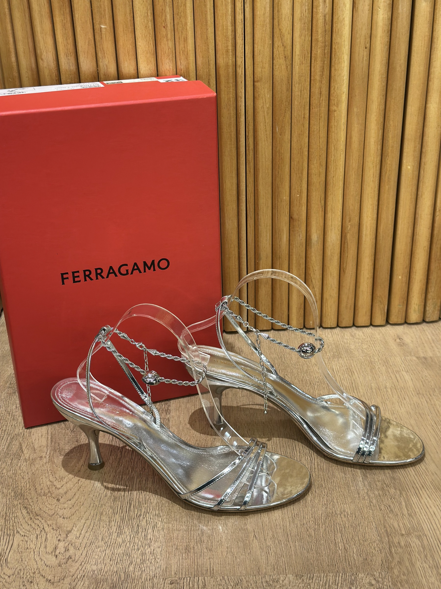 Sandalias Plateadas Salvatore Ferragamo (39.5)