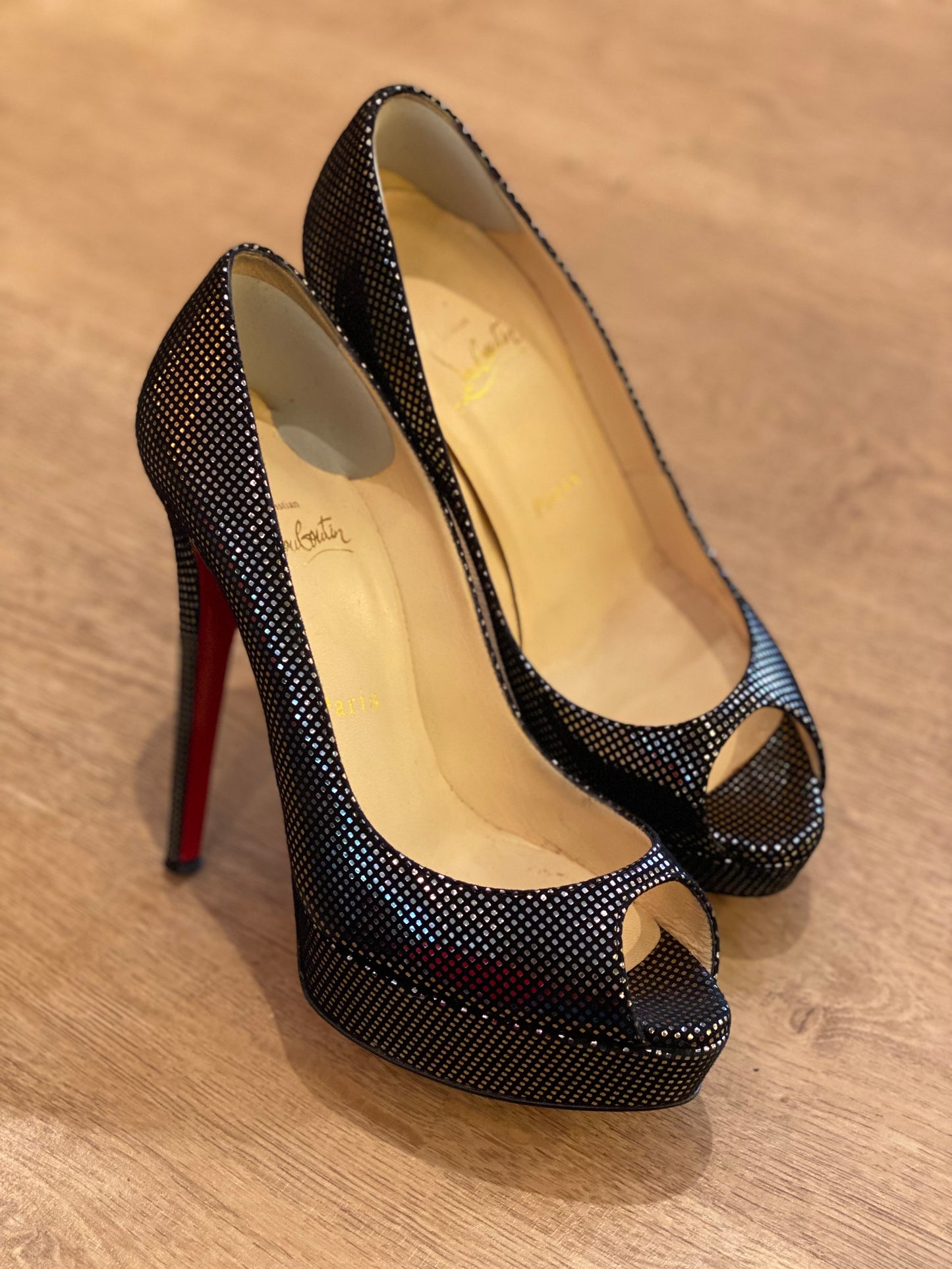 ⁠Sandalia Christian Louboutin Banana Peep Toe (37.5)