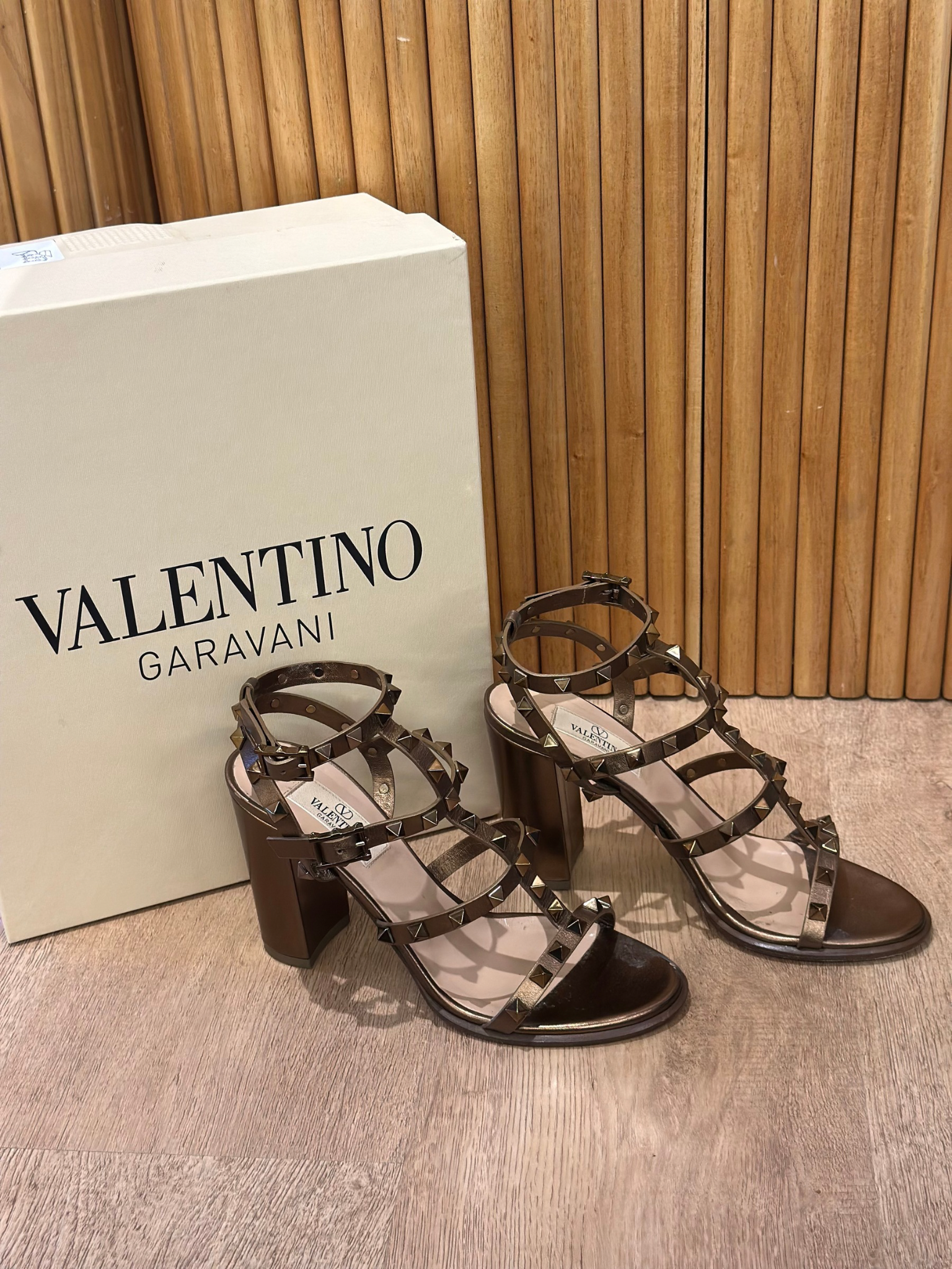 Sandalias Bronce Valentino Garavani Rockstud (37.5)