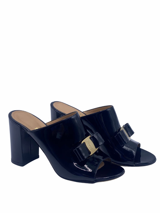 Mules Salvatore Ferragamo de Charol Negro con Lazo Gancini (36.5)