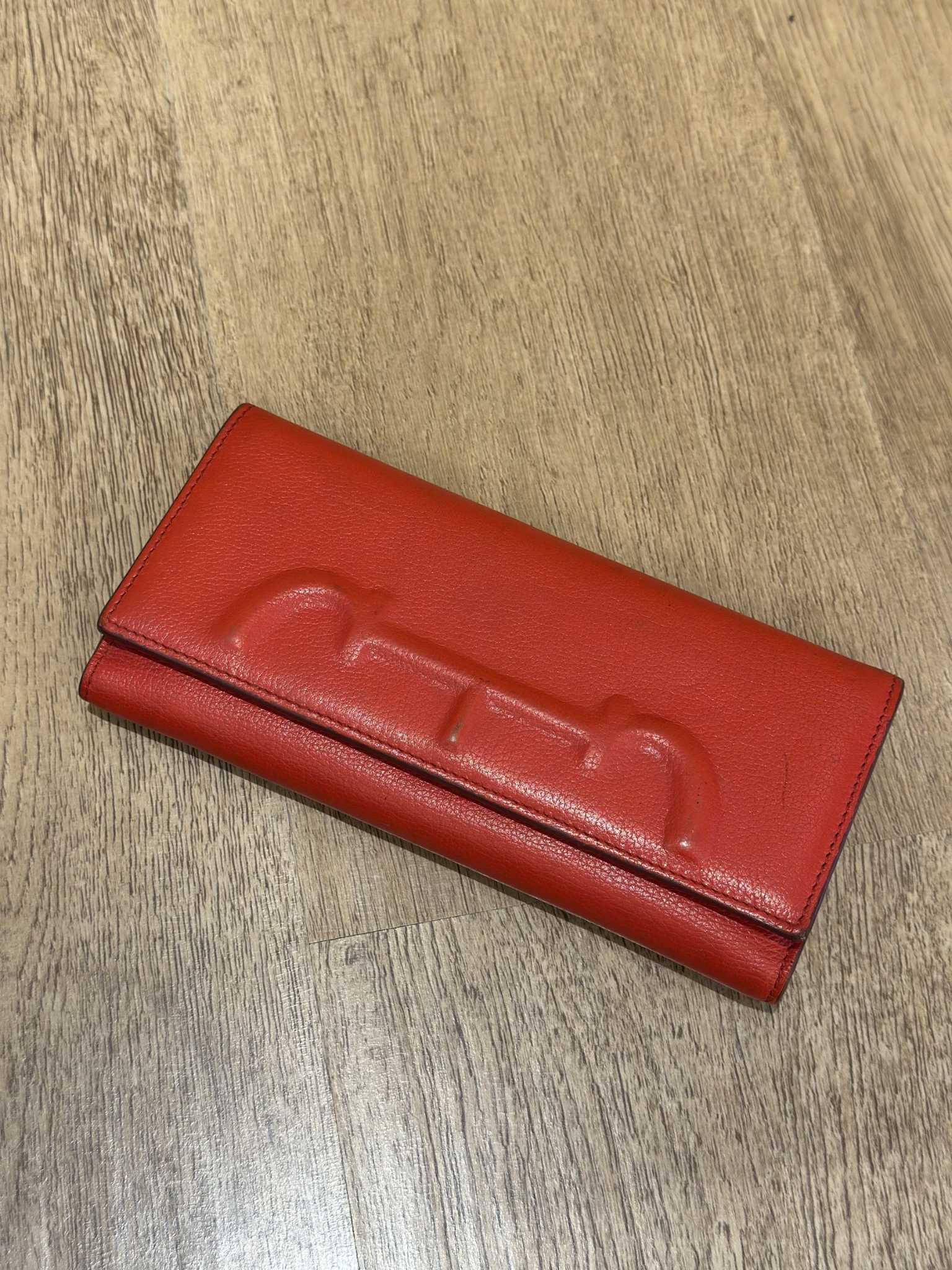 Billetera Roja Carolina Herrera Insignia