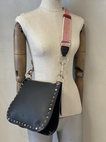 Bandolera Grande con Tachuelas Carolina Herrera