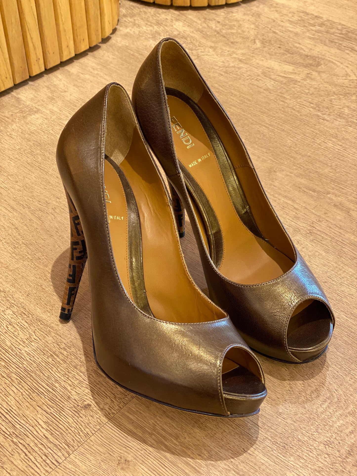 Sandalia Fendi Zucchino Metallic (39.5)