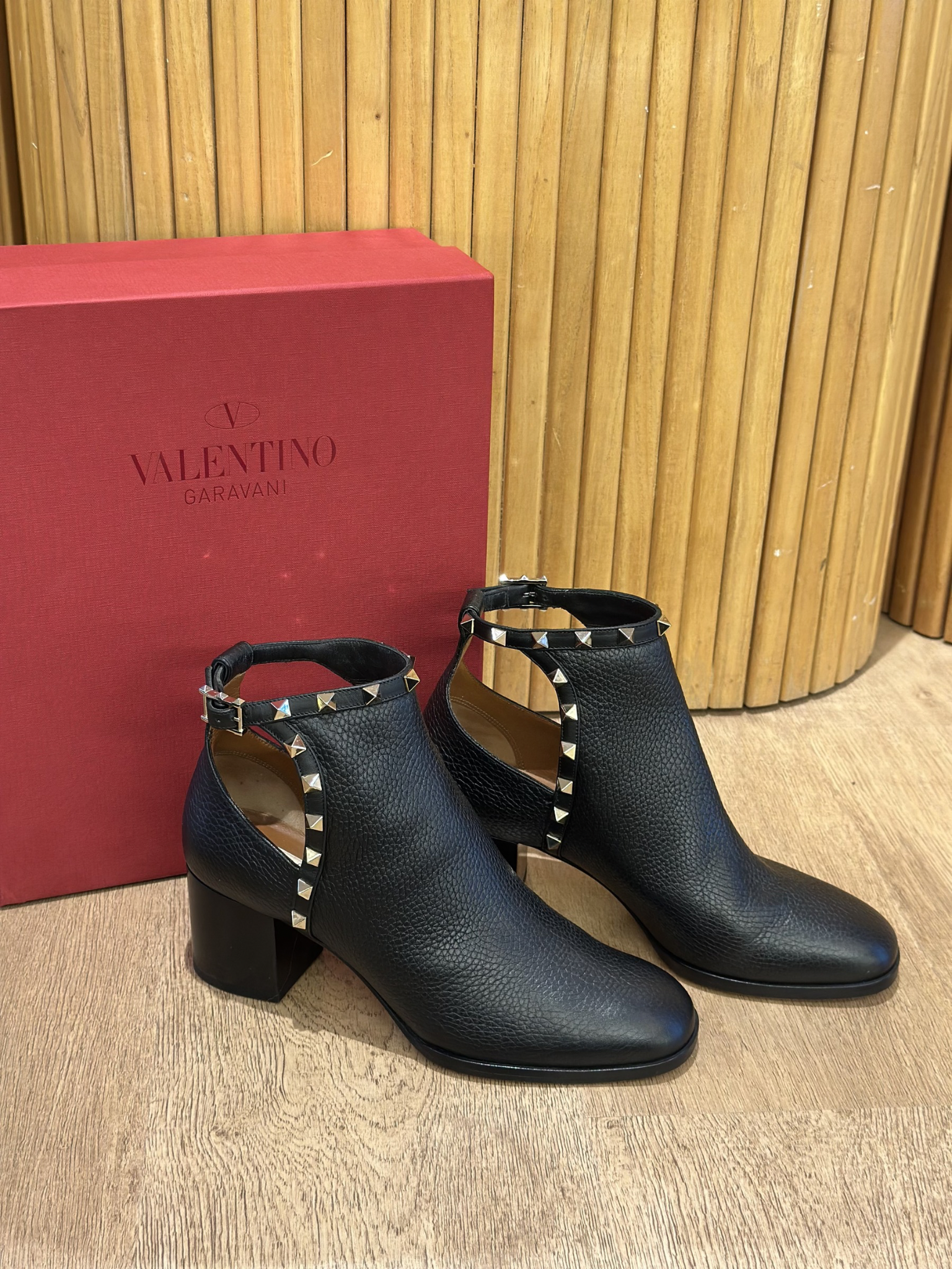 Botines Valentino Garavani Rockstud Cut Out (37.5)