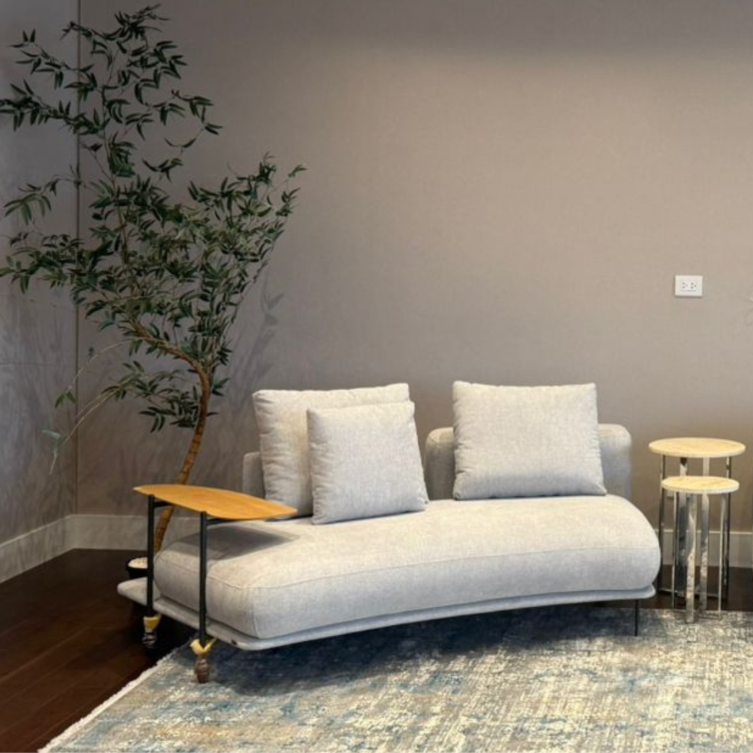 Sofa curvo Arrivee 3.8 m con mesita de apoyo