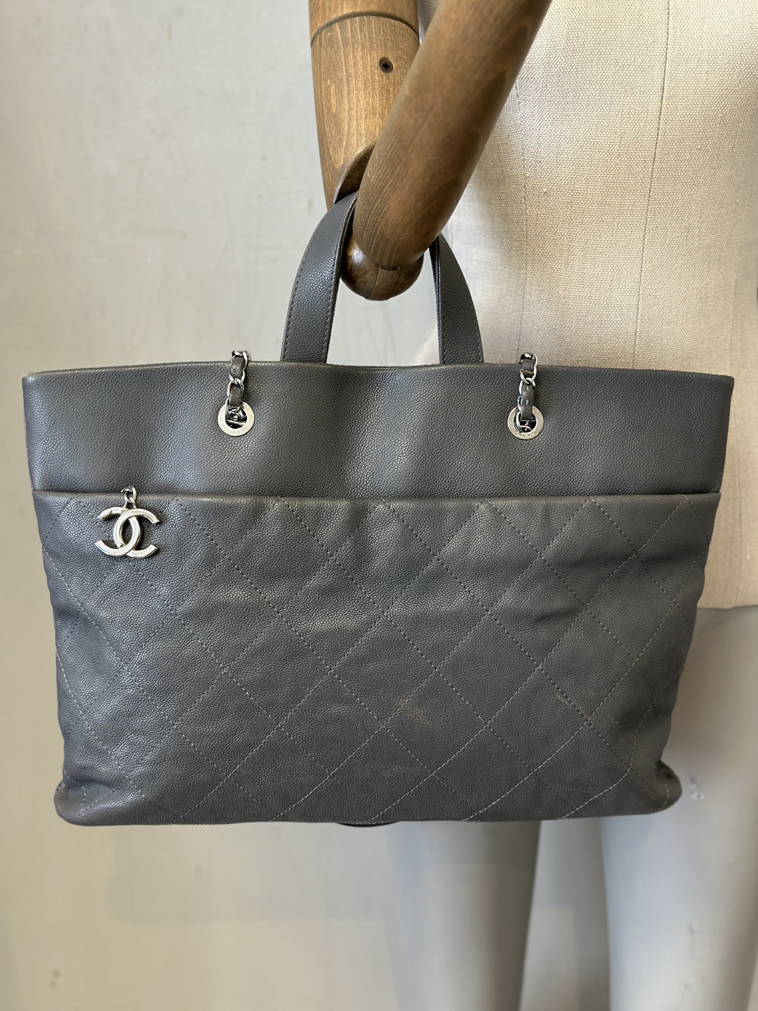Cartera Chanel Timeless CC Charm Tote Bag