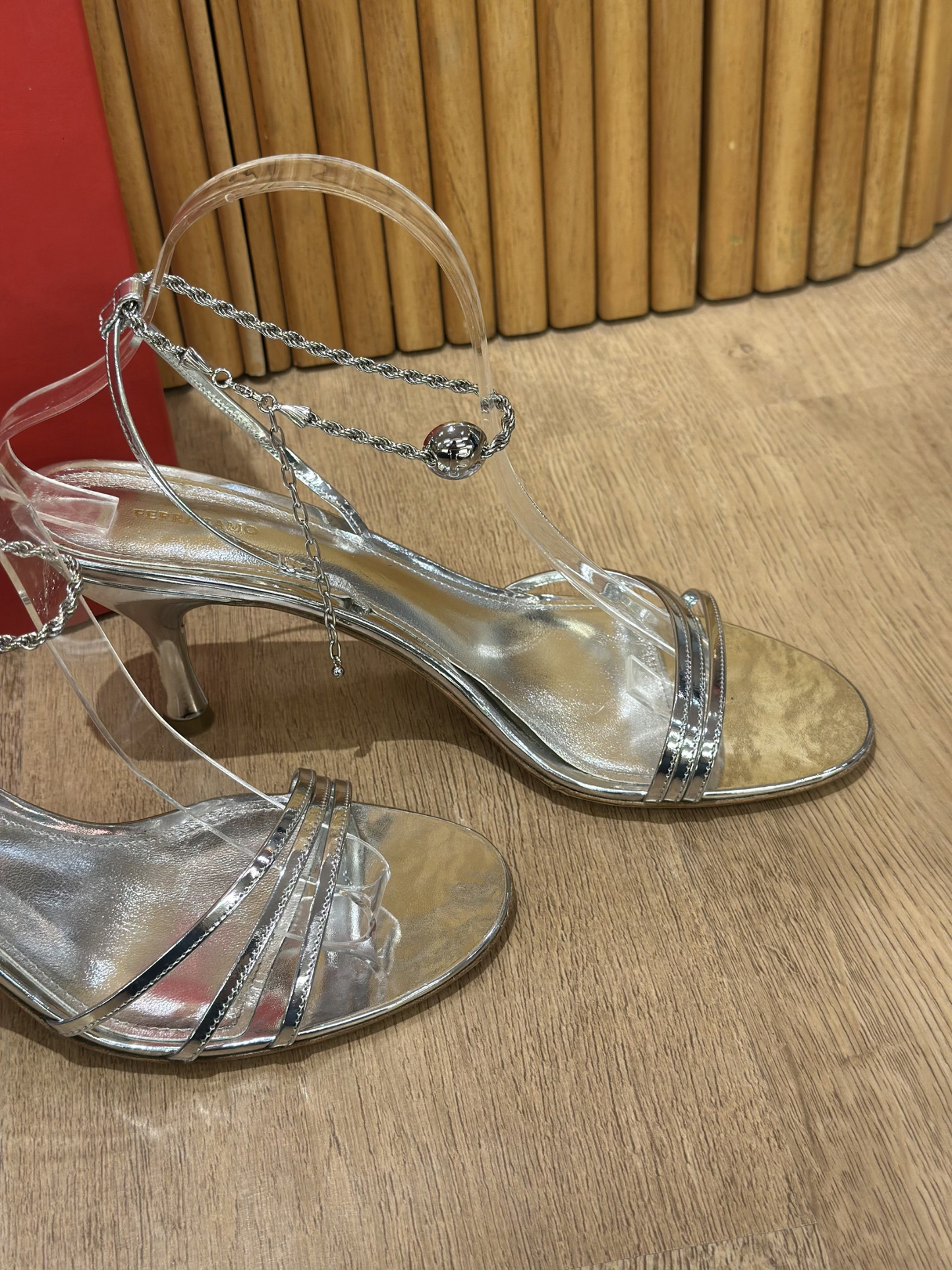 Sandalias Plateadas Salvatore Ferragamo (39.5)