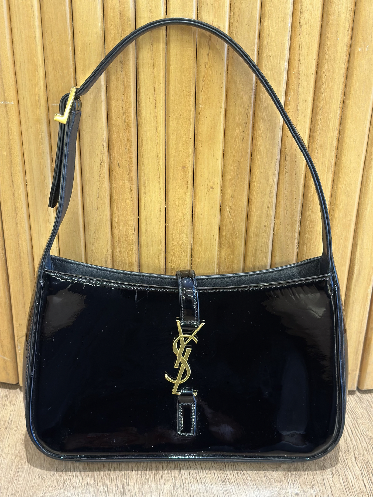 Cartera de Charol Yves Saint Laurent Le 5 Á 7